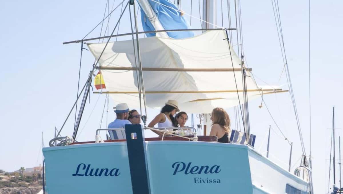 Ibiza : voilier privé avec open bar haut de gamme, repas et musique