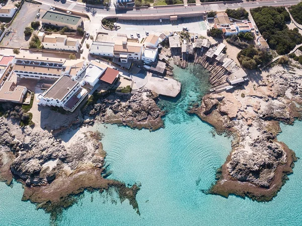 Le port d'Es Caló de Sant Agustí à Formentera, ses cabanes de pêcheurs et son eau turquoise