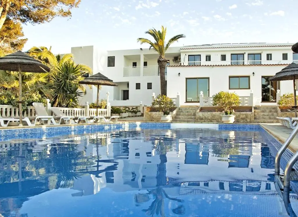hotel lago dorado formentera pas cher 1 Piscine de l'Hotel Lago Dorado devant le bâtiment blanc et les parasols
