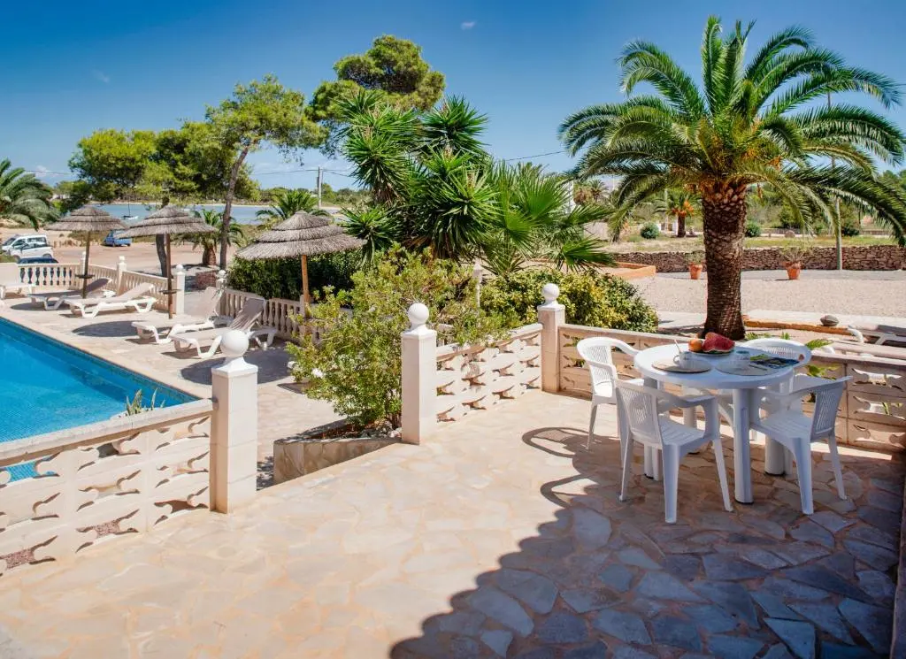 hotel lago dorado formentera pas cher 2 Terrasse fleurie de l'Hotel Lago Dorado au bord de la piscine