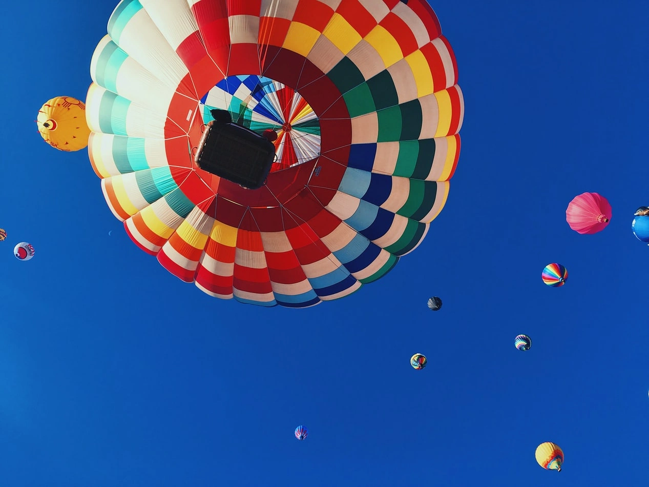 Montgolfière multicolore dans le ciel bleu d'Ibiza
