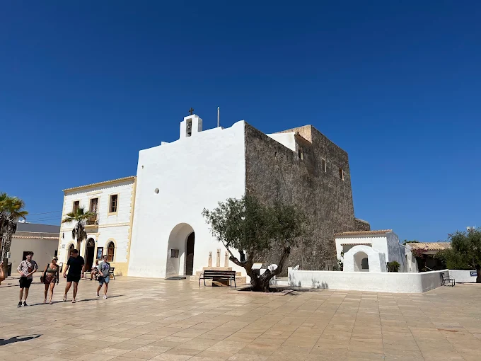 L'église fortifiée de Sant Francesc Xavier et la place de la Constitution à Formentera
