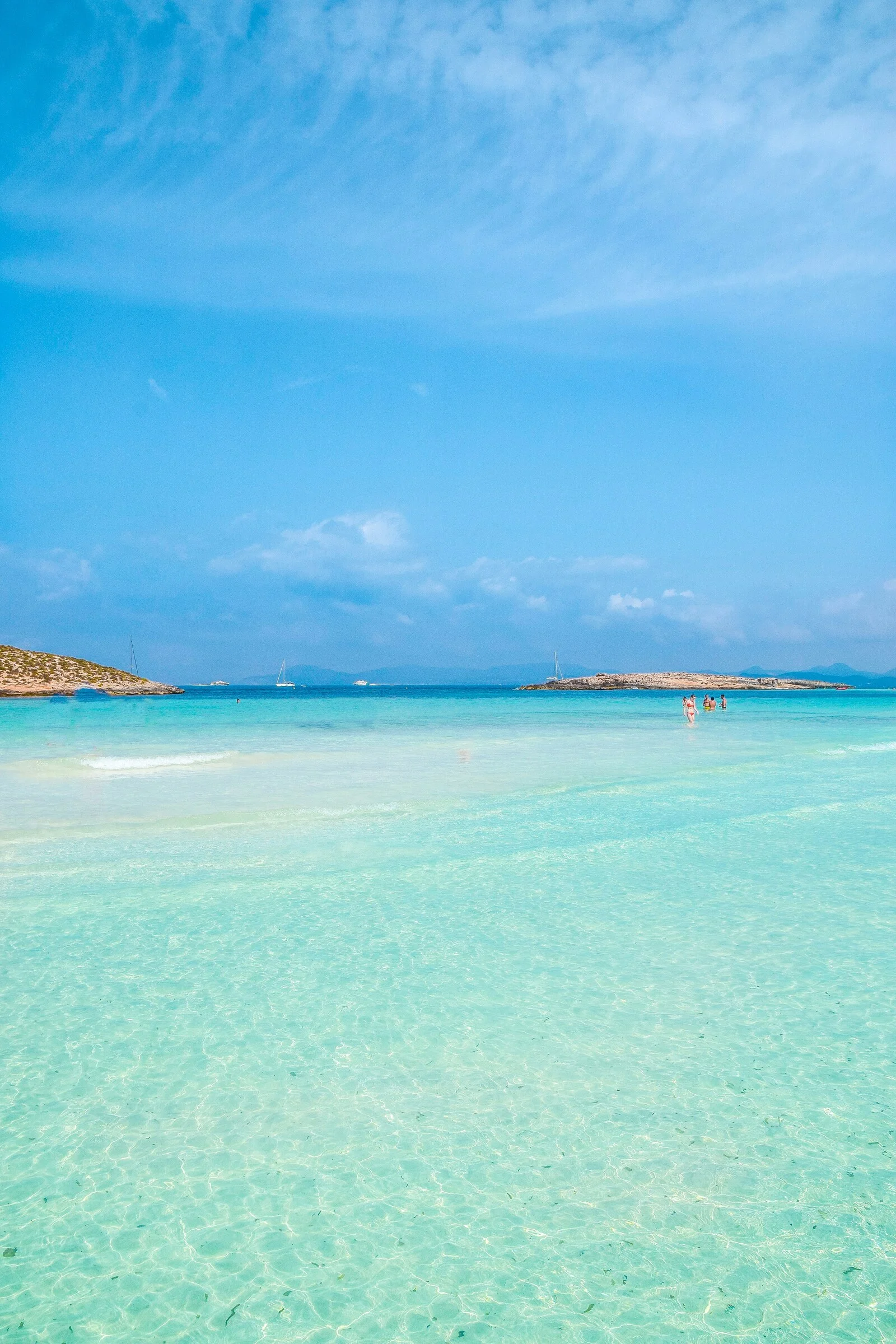 Eau translucide et peu profonde de Ses Illetes face aux îlots, Formentera