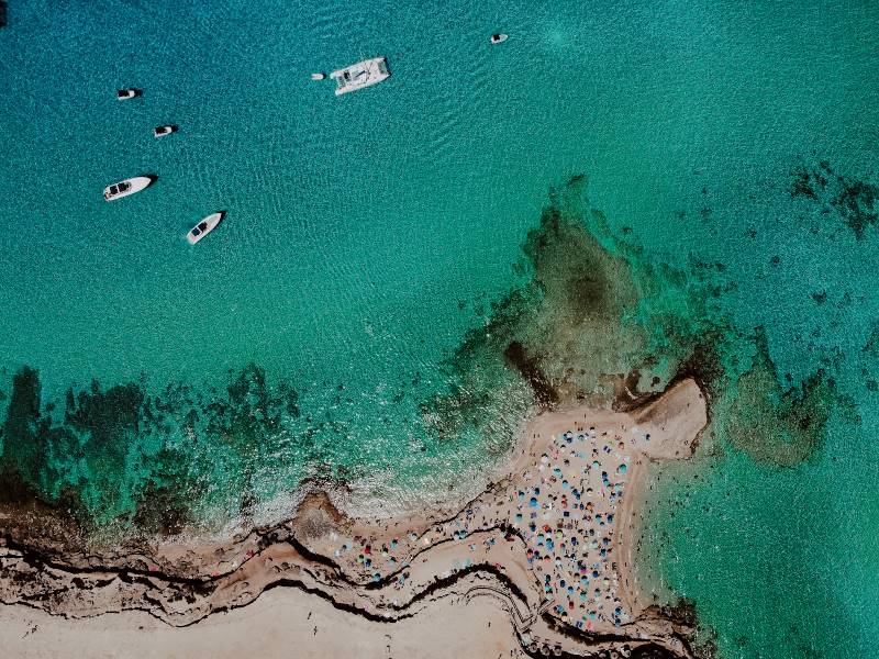Cala Comte, eau turquoise et îlots à Ibiza