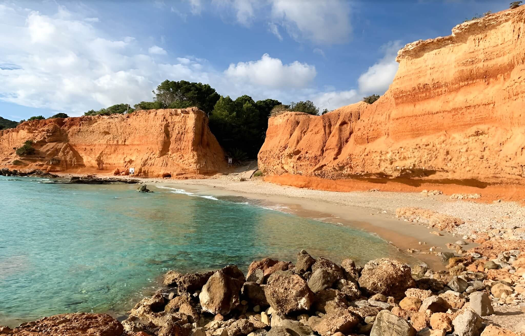 sa caleta ibiza plage Crique de Sa Caleta à Ibiza, sable et argile rouge