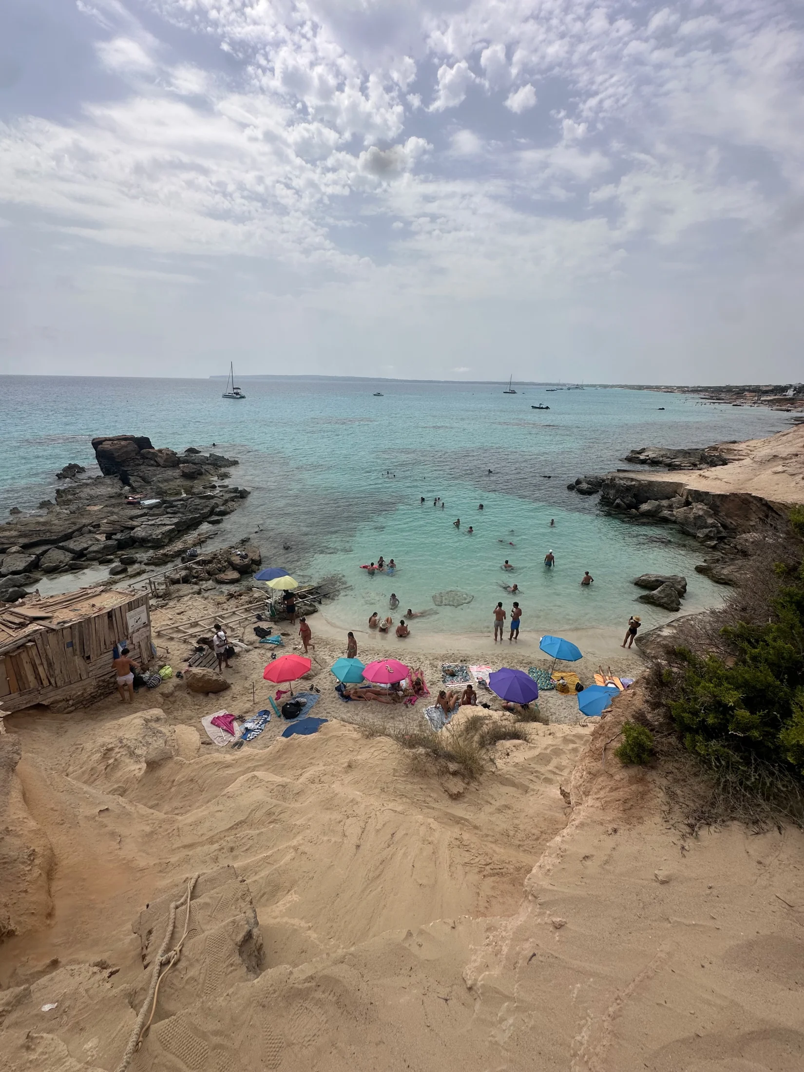 Descente de sable vers la crique du Caló des Mort, parasols et voiliers, Formentera