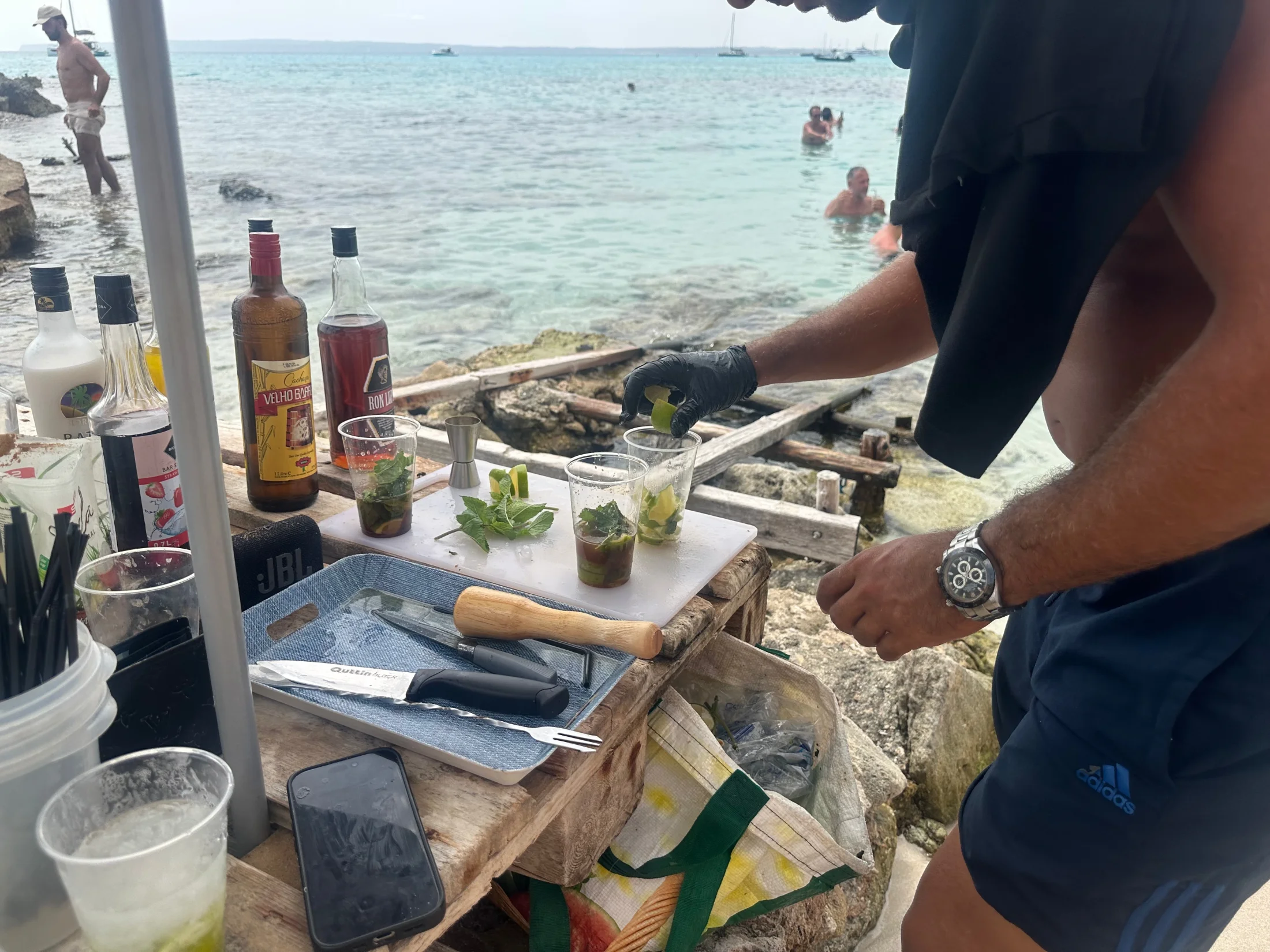 Préparation de mojitos sur un stand de plage au Caló des Mort, Formentera