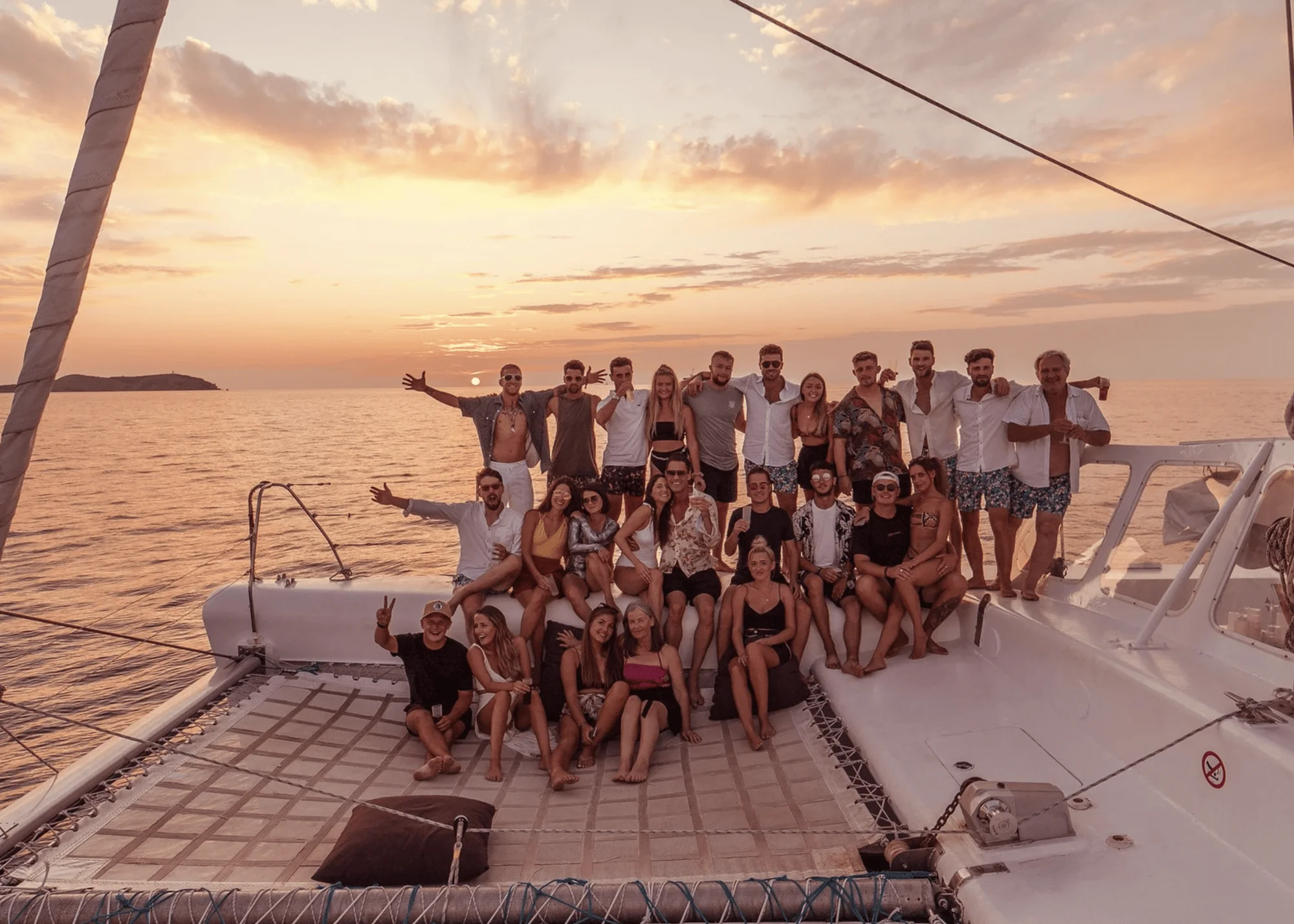 catamaran bbq ibiza sunset Groupe au coucher de soleil sur le catamaran à Ibiza