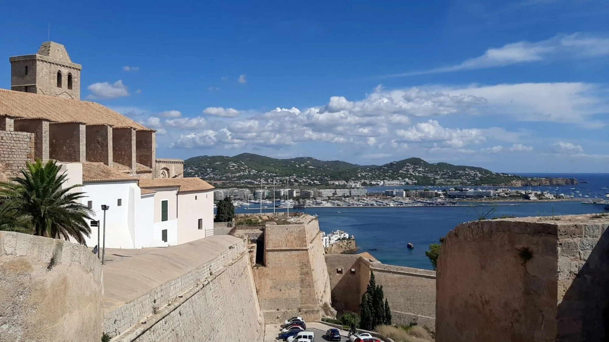 ebike dalt vila vue port Vue sur le port d'Ibiza depuis les remparts de Dalt Vila