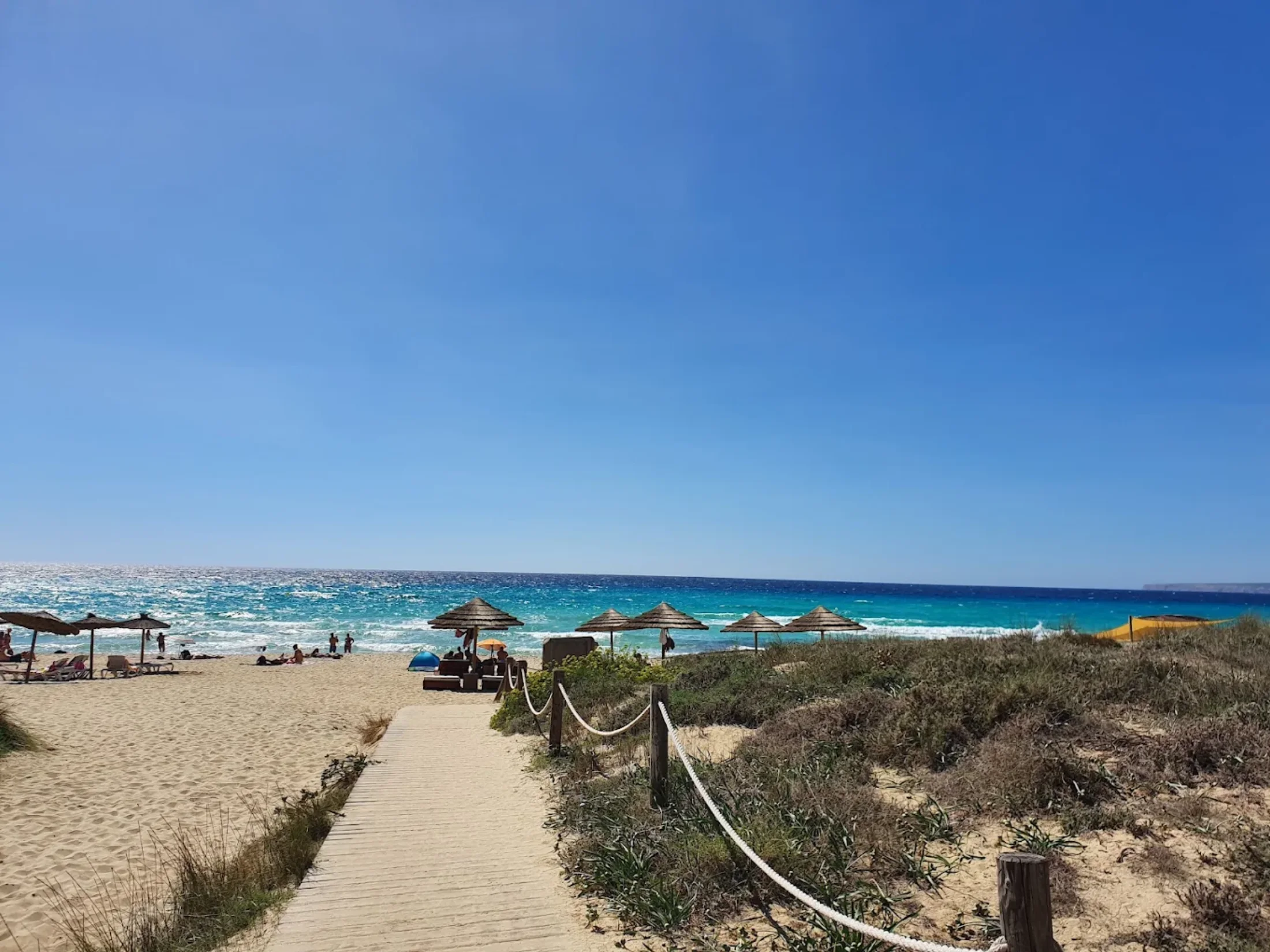 Chemin de planches débouchant sur la plage d'Es Arenals entre les dunes, Formentera
