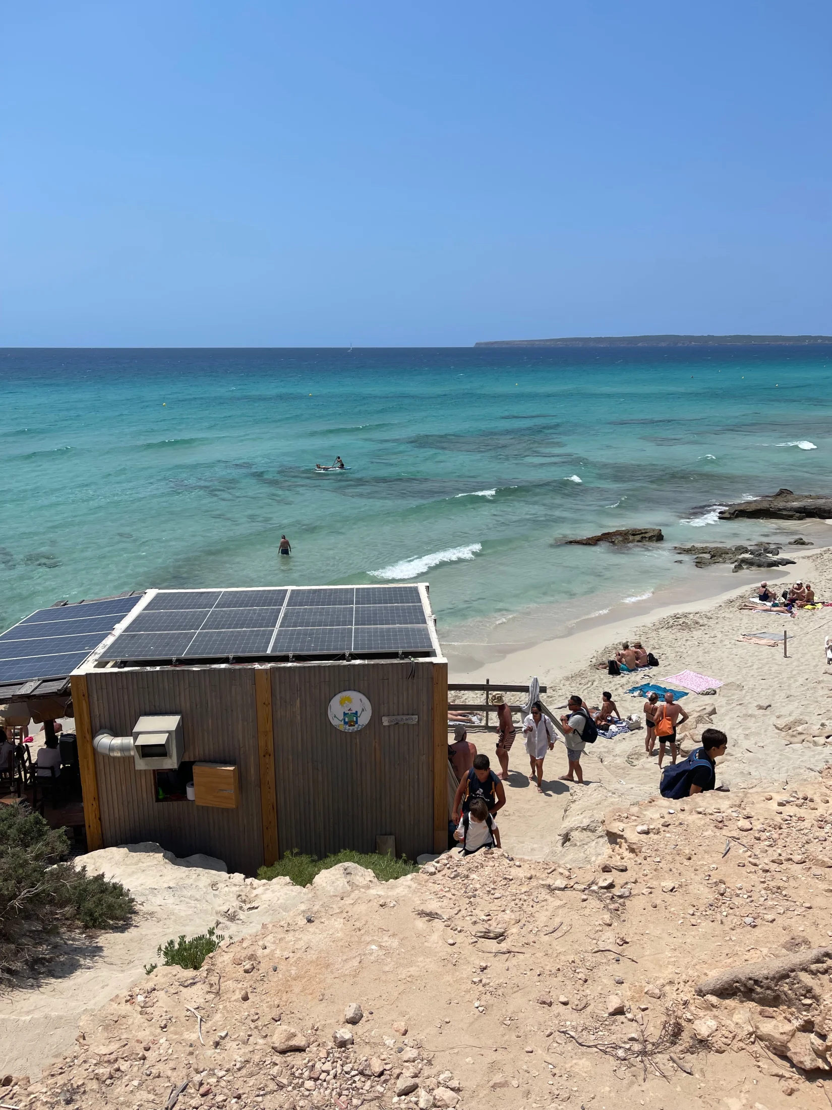Chiringuito et accès à la plage d'Es Arenals vus depuis le sentier, Formentera