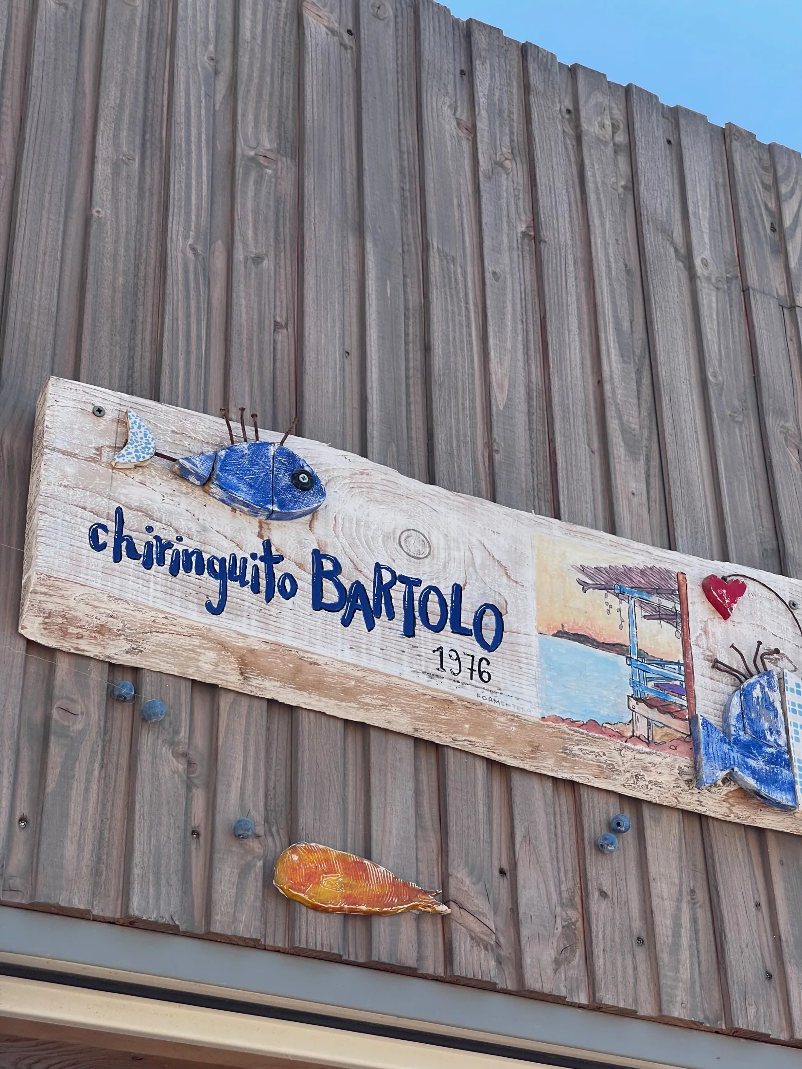 Enseigne en bois du chiringuito Bartolo 1976 sur la plage d'Es Arenals, Formentera