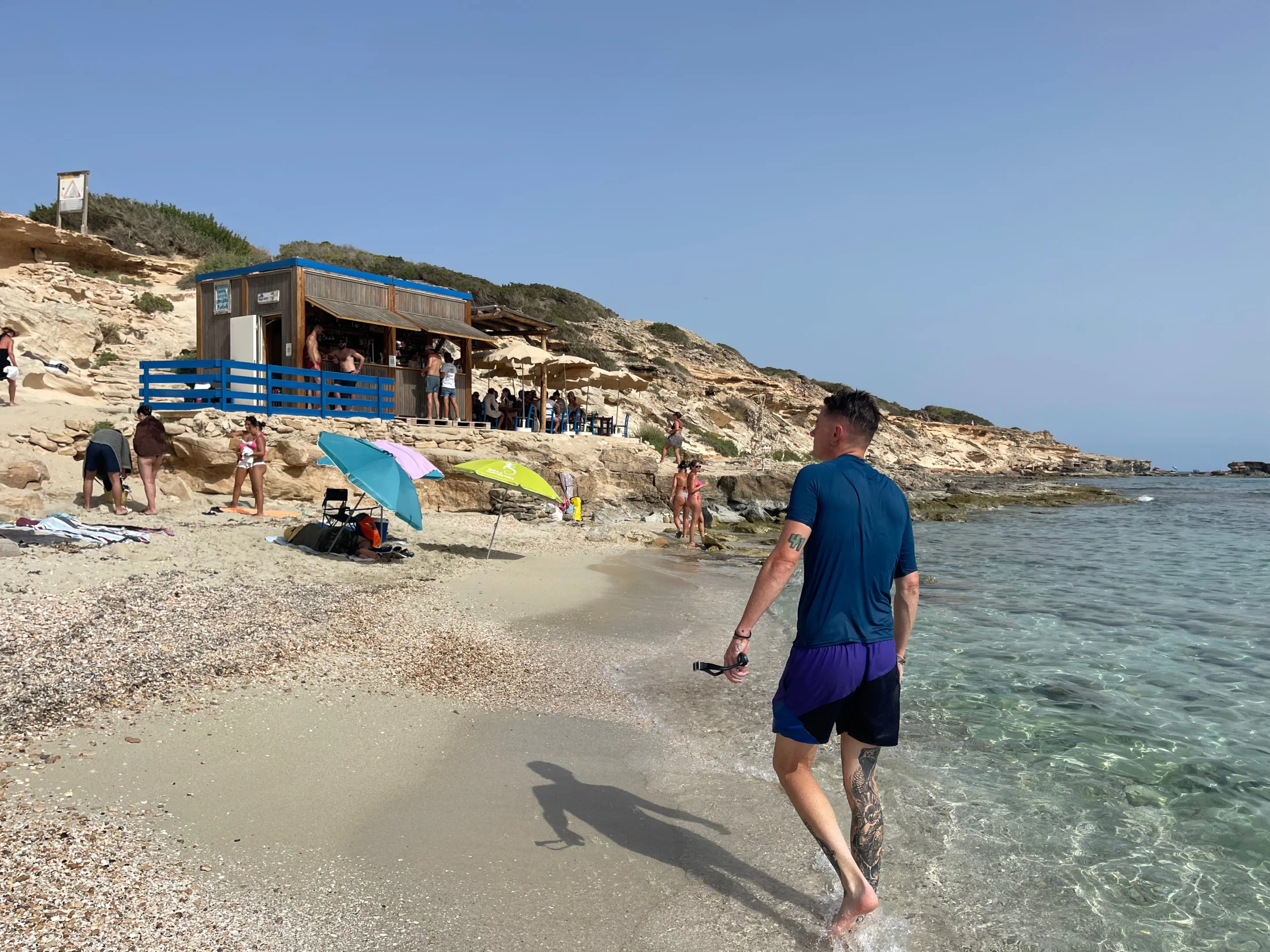 Chiringuito Bartolo posé sur les rochers au bord de la plage d'Es Arenals, Formentera