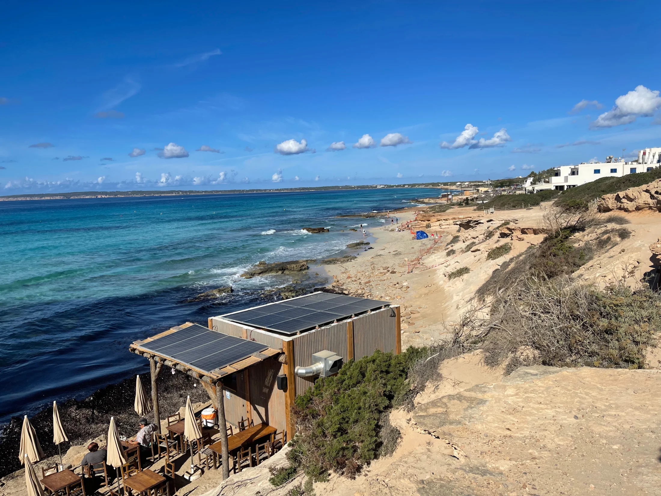 Chiringuito Bartolo et sa terrasse en bois au bord de l'eau à Es Arenals, Formentera