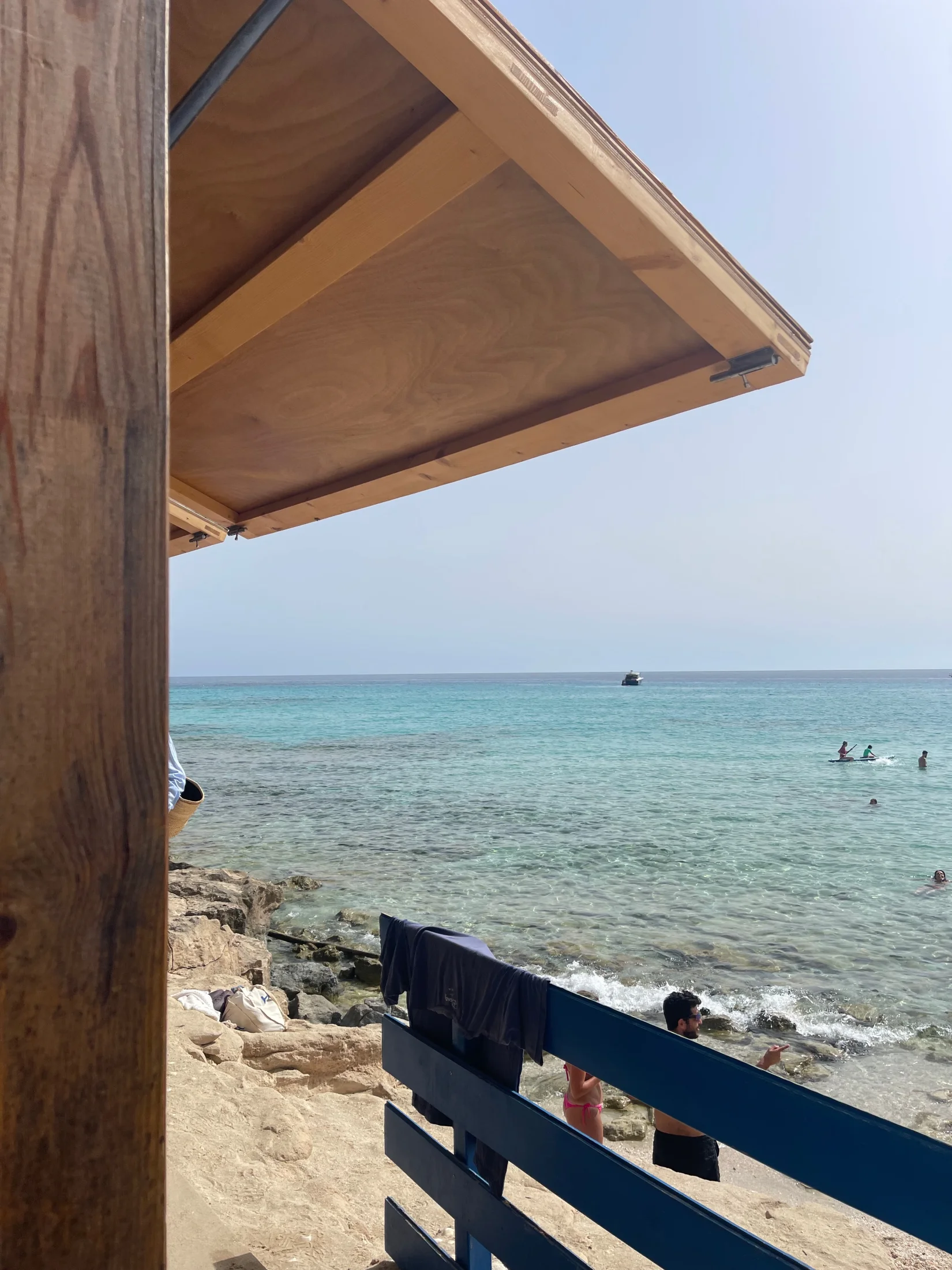 Terrasse d'un chiringuito ouverte sur l'eau turquoise d'Es Arenals à Formentera