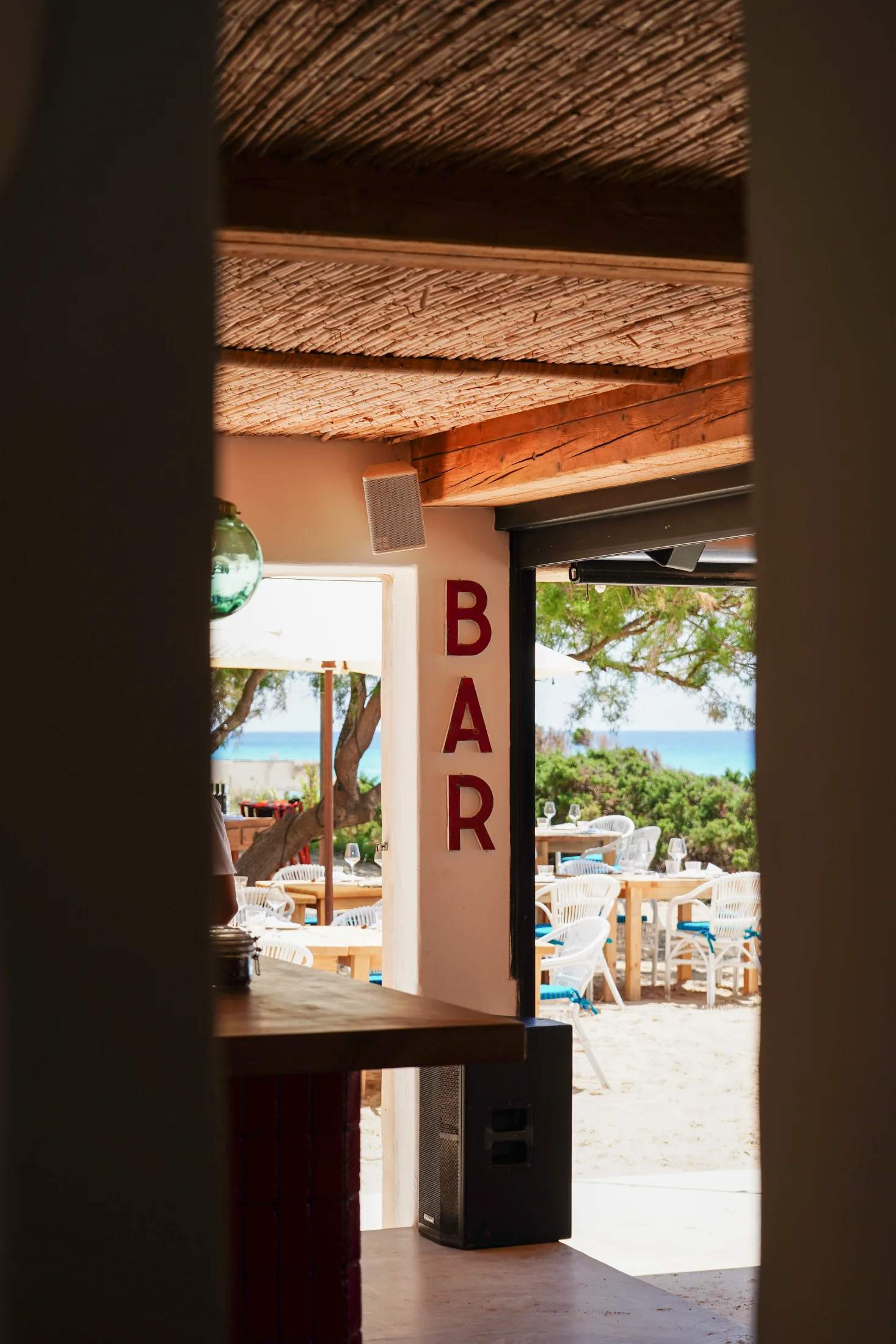 Bar et terrasse du Hannah Formentera sur le sable face à la mer, Es Arenals