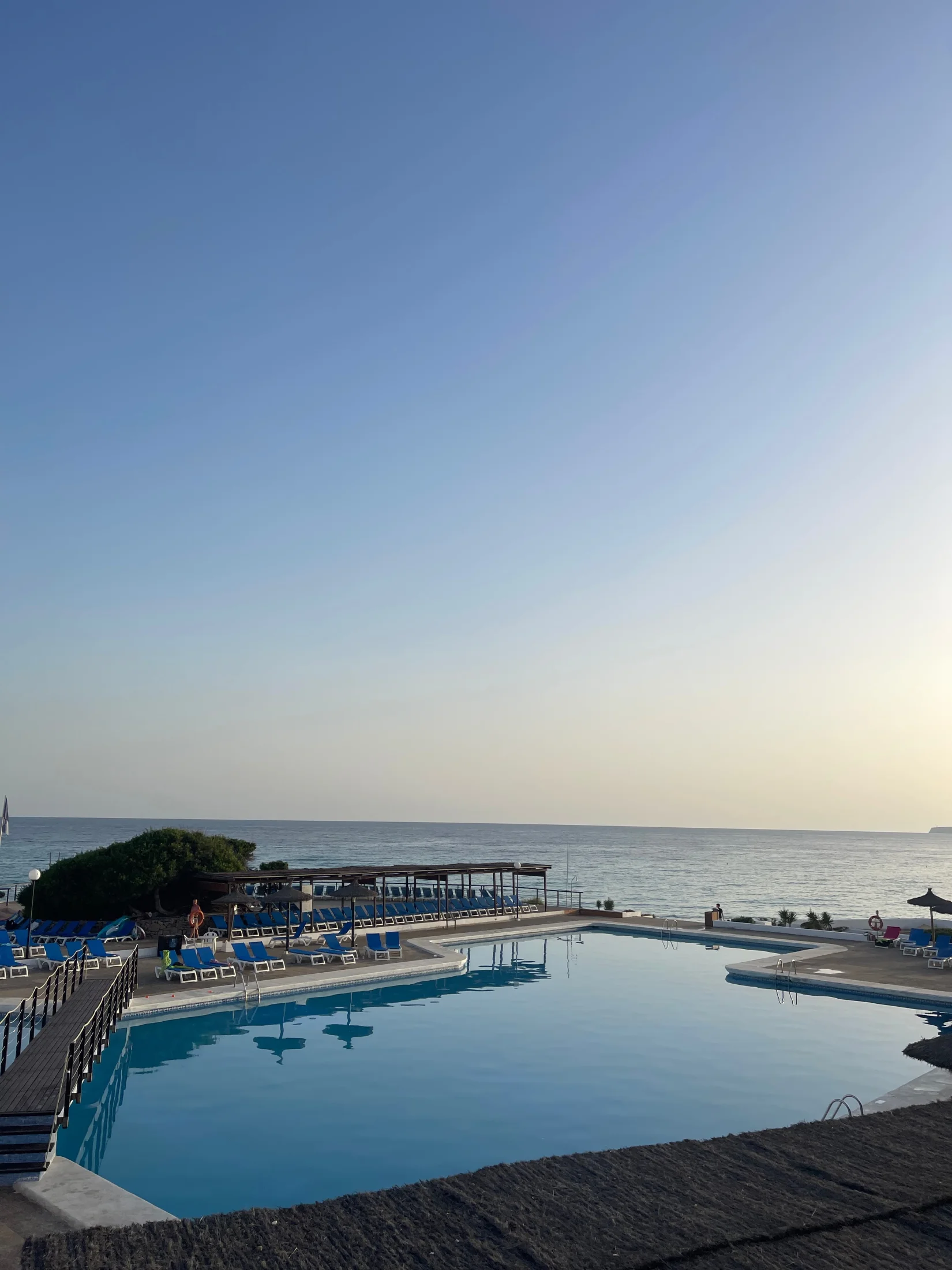 Grande piscine et transats de l'Insotel Club Maryland au bord de la mer, Es Arenals Formentera