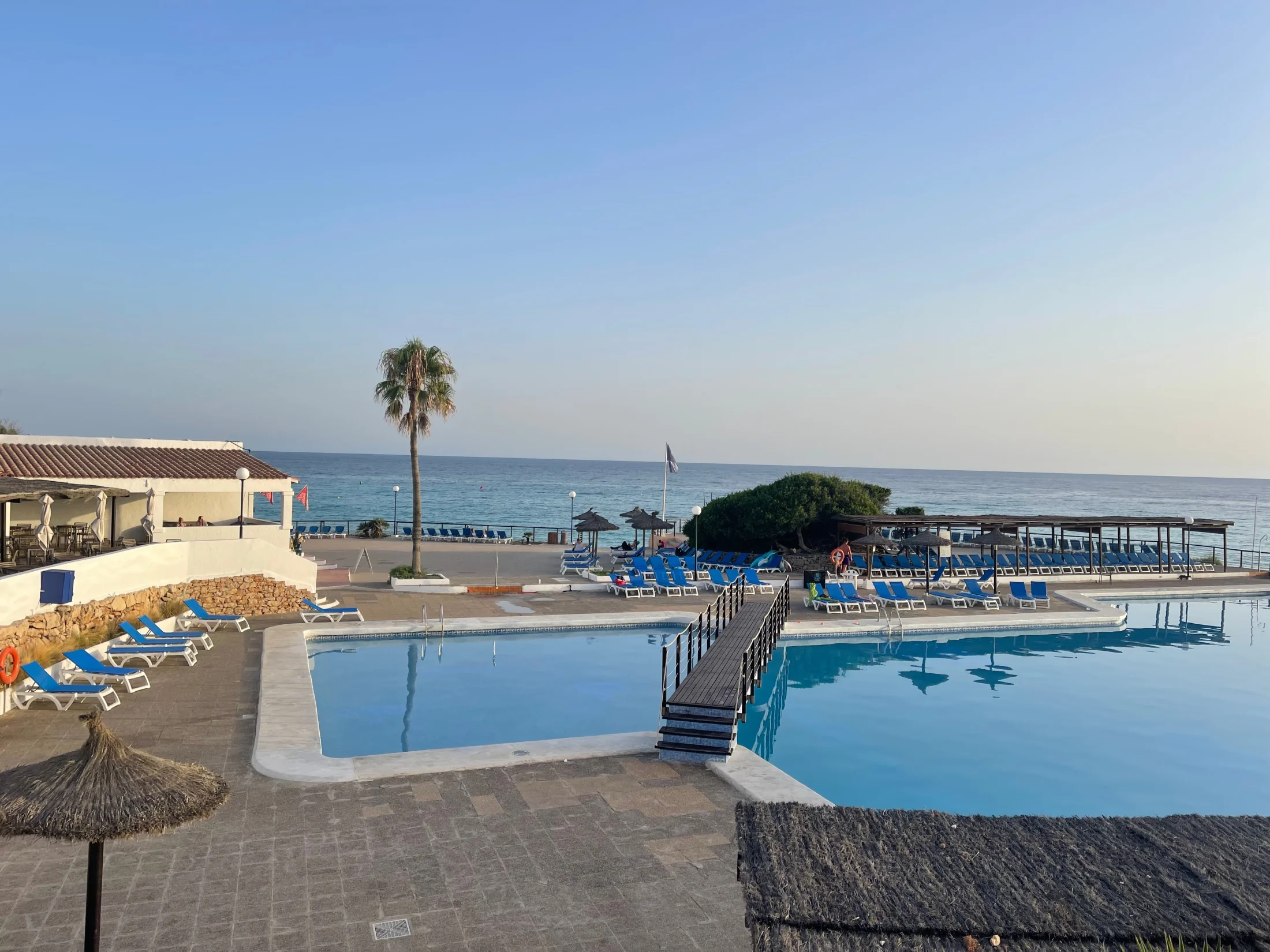 Piscines et transats de l'Insotel Club Maryland en bord de mer à Es Arenals, Formentera