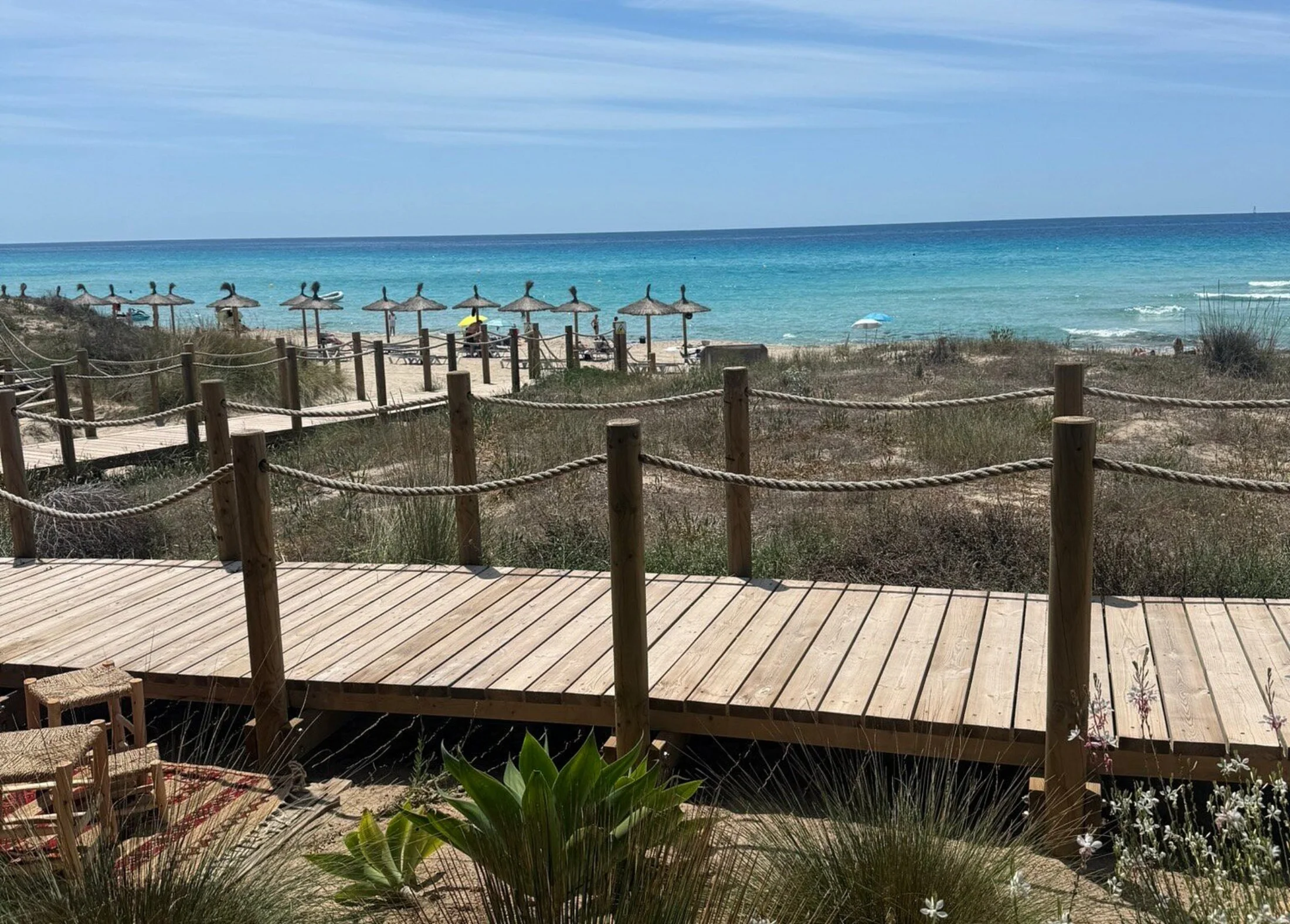 Passerelle en bois et cordages traversant les dunes vers la plage d'Es Arenals, Formentera