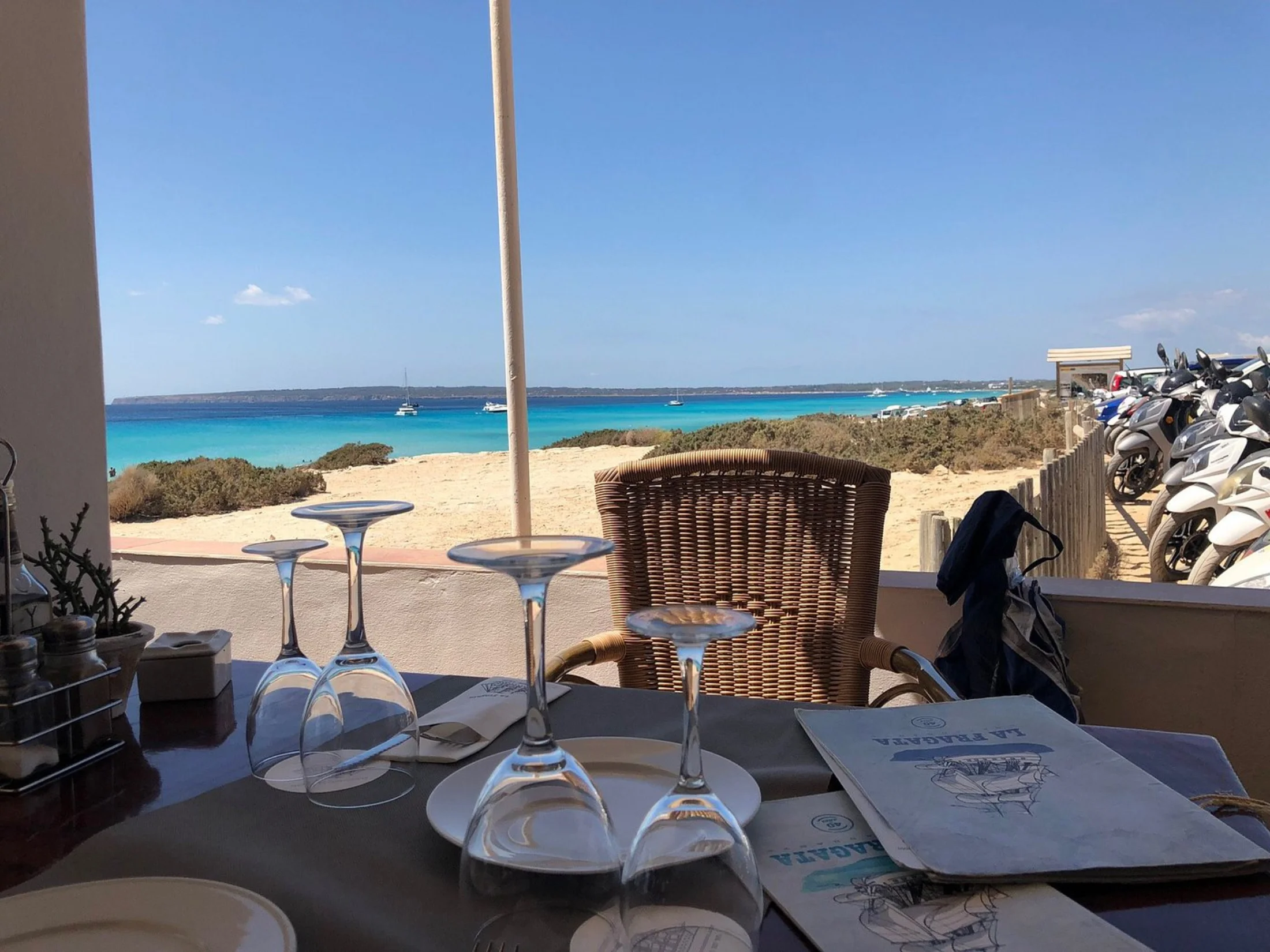 Table du restaurant La Fragata face à la mer d'Es Arenals à Formentera