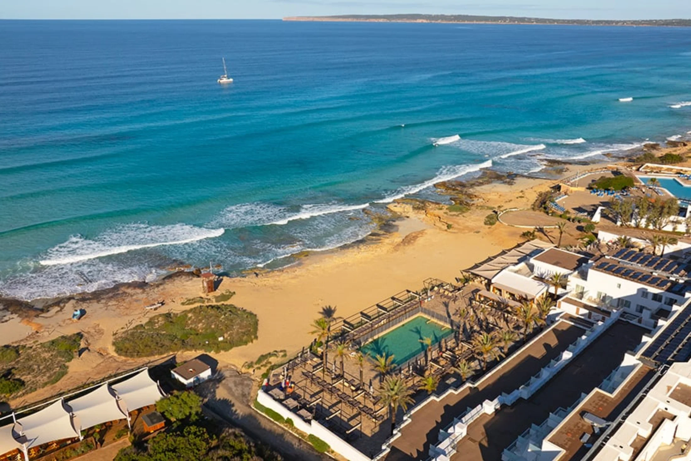 Hôtel Riu Palace La Mola en front de mer avec sa piscine, côte sud de Formentera