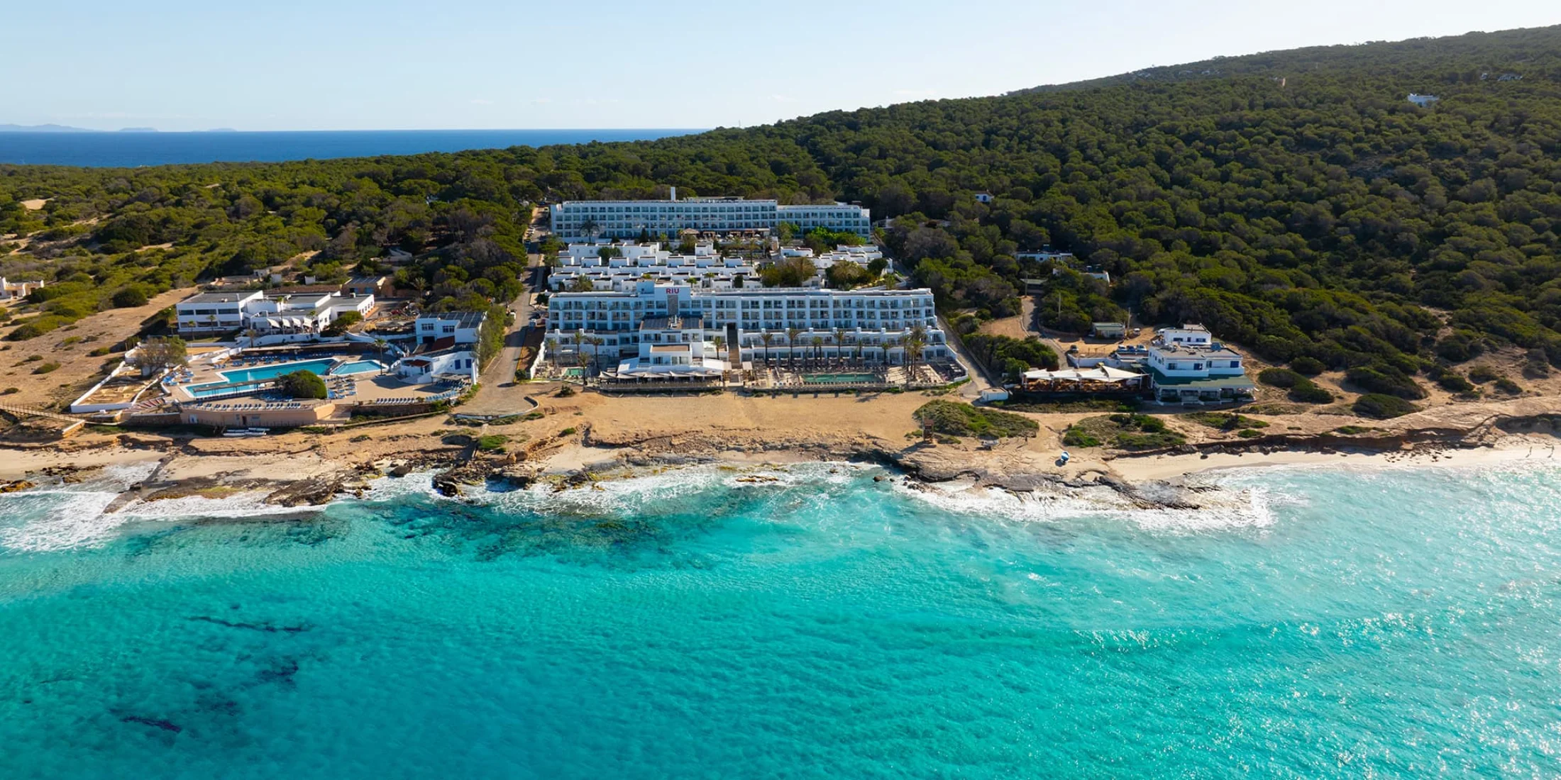 Vue aérienne de l'hôtel Riu Palace La Mola et de la côte turquoise à Formentera