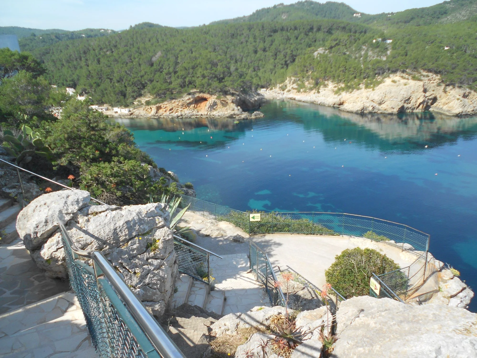 Vue sur la crique de Port de Sant Miquel depuis l'entrée de la grotte