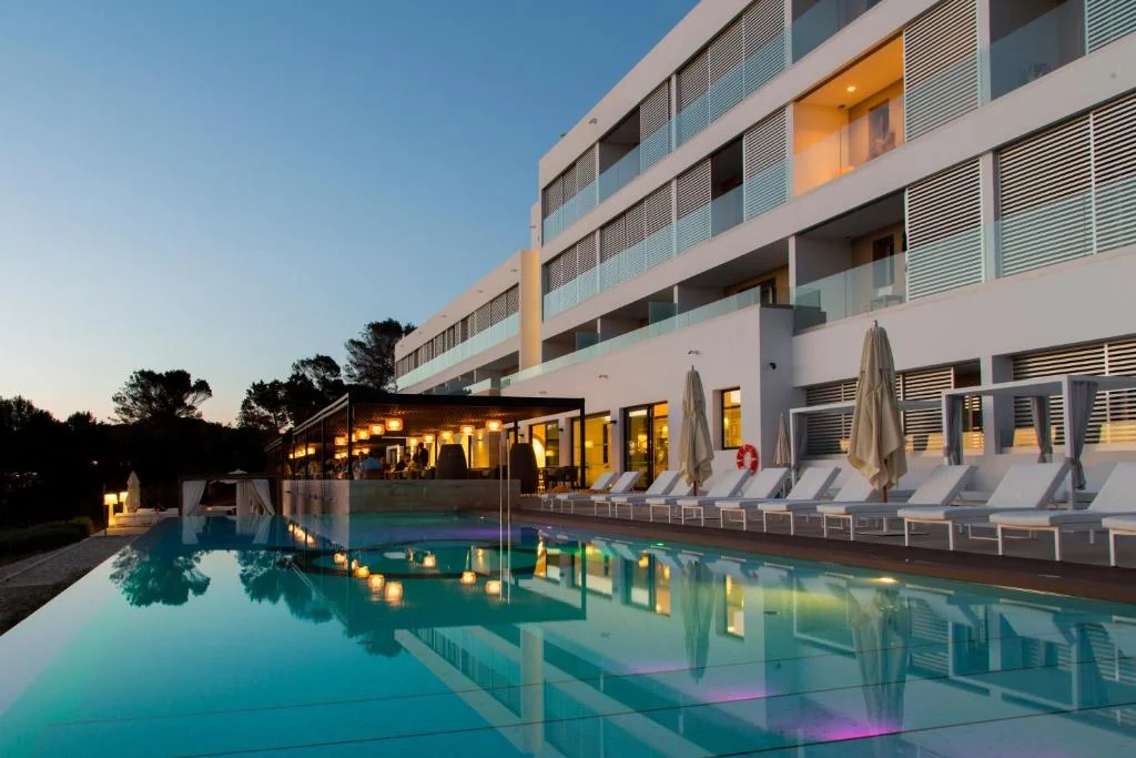 hotel cala saona 1 Piscine et transats de l'Hotel Cala Saona & Spa, Formentera