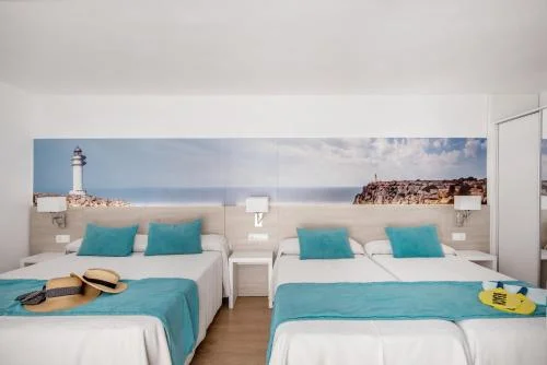 Chambre à deux lits de l'Hostal Es Pi, Formentera