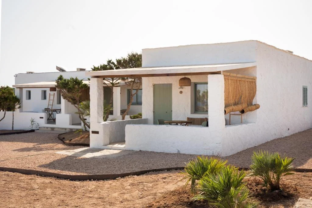 hotel punta rasa 1 Terrasse des Apartamentos Punta Rasa près de Cala Saona, Formentera