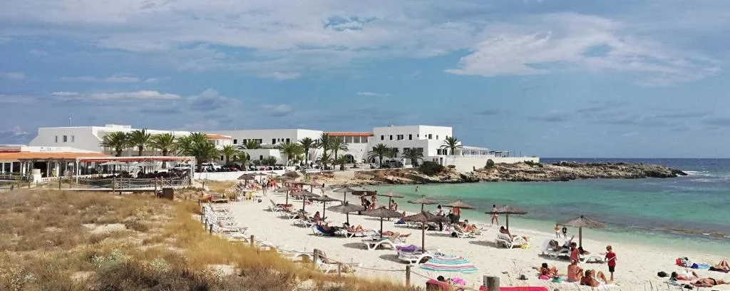 La plage devant l'Hotel Roca Bella à Es Pujols, Formentera