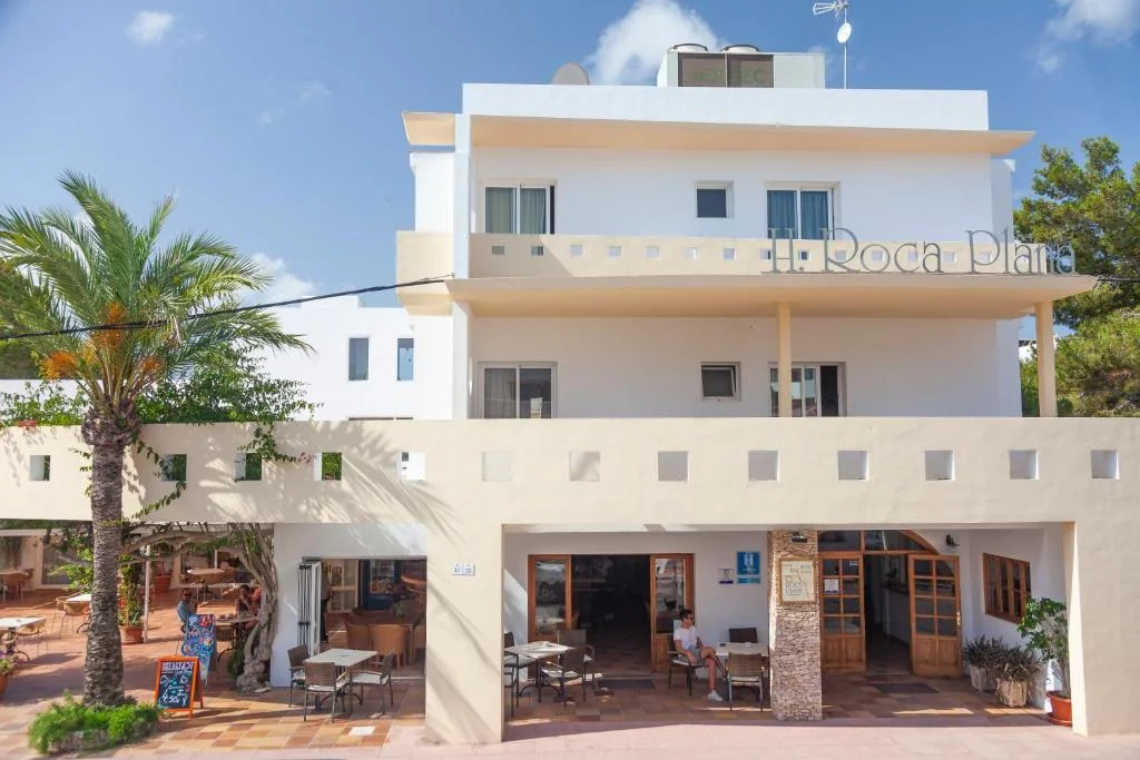 hotel roca plana 1 Façade de l'Hotel Roca Plana à Es Pujols, Formentera