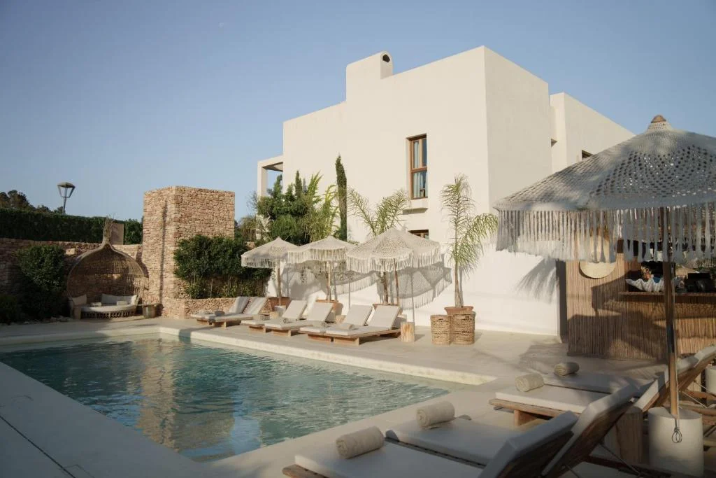 hotel universal mar suites formentera 1 Piscine et transats du Mar Suites Formentera à Es Pujols