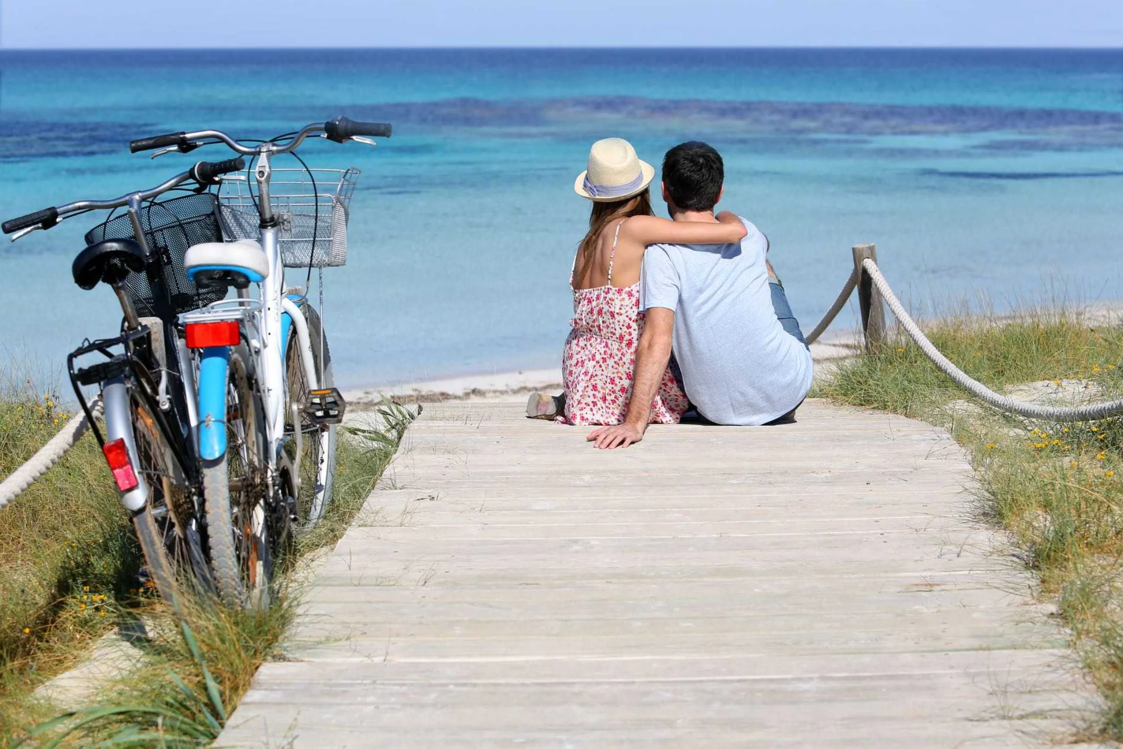 Ponton en bois et vélos à l'entrée de Platja de Llevant à Formentera