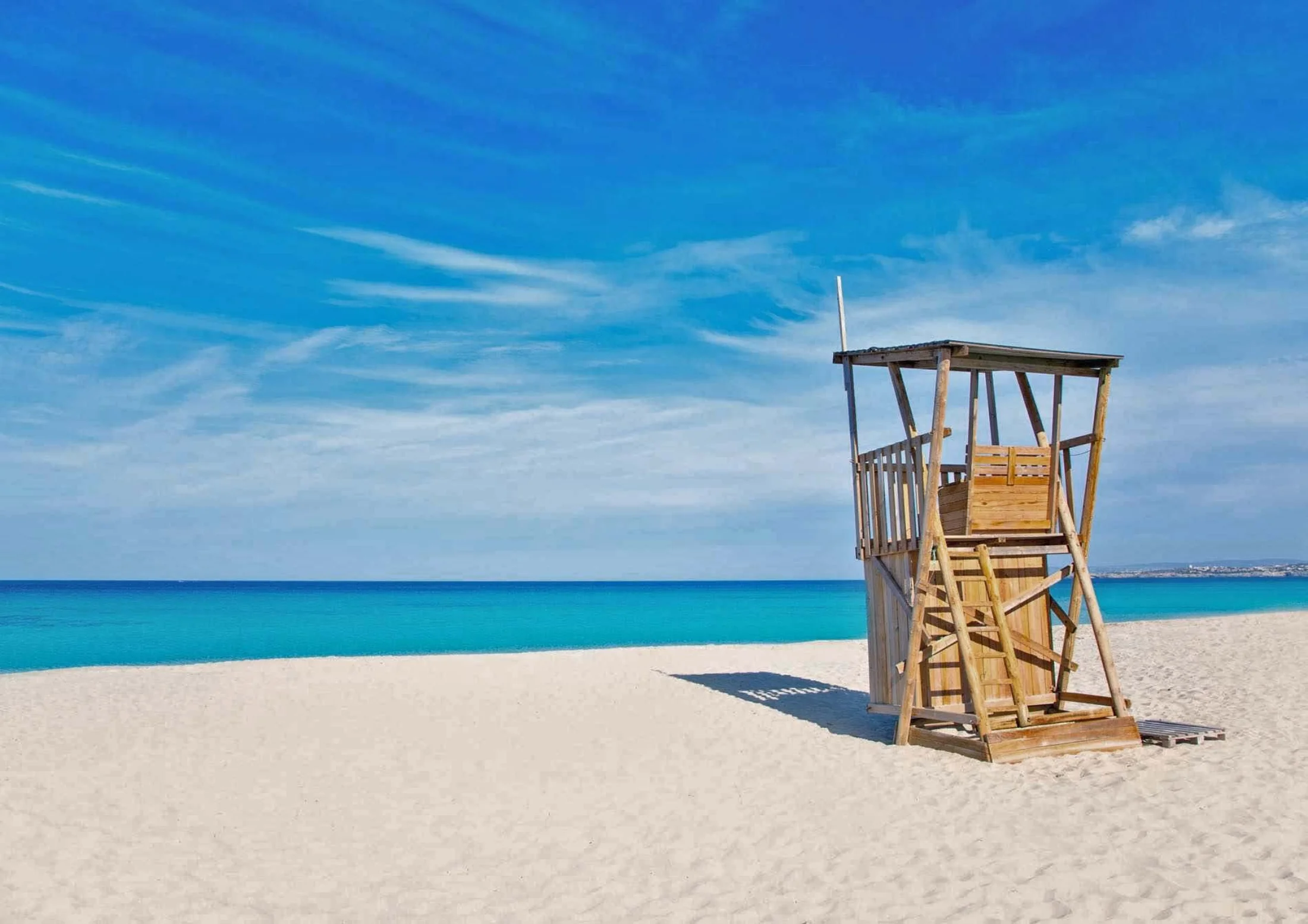 Poste de secours en bois sur le sable blanc de Platja de Llevant, Formentera