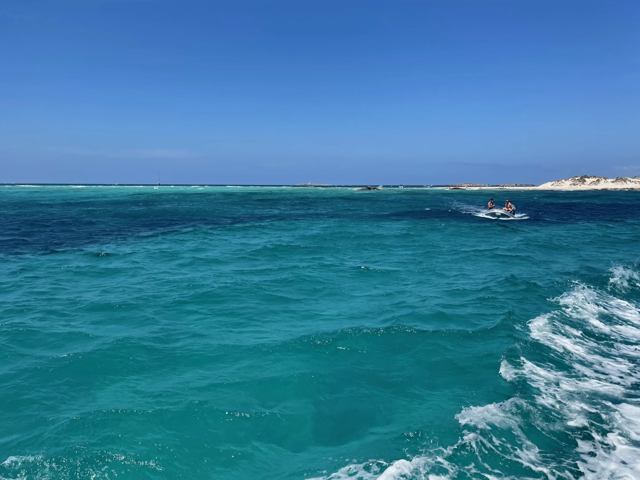 Mer turquoise et pointe des Trucadors vues depuis un bateau, Formentera