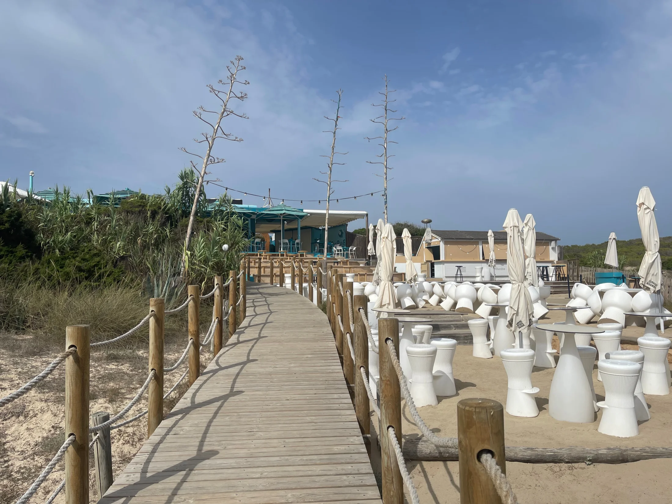 Ponton menant au chiringuito bleu du Blue Bar sur Platja de Migjorn, Formentera