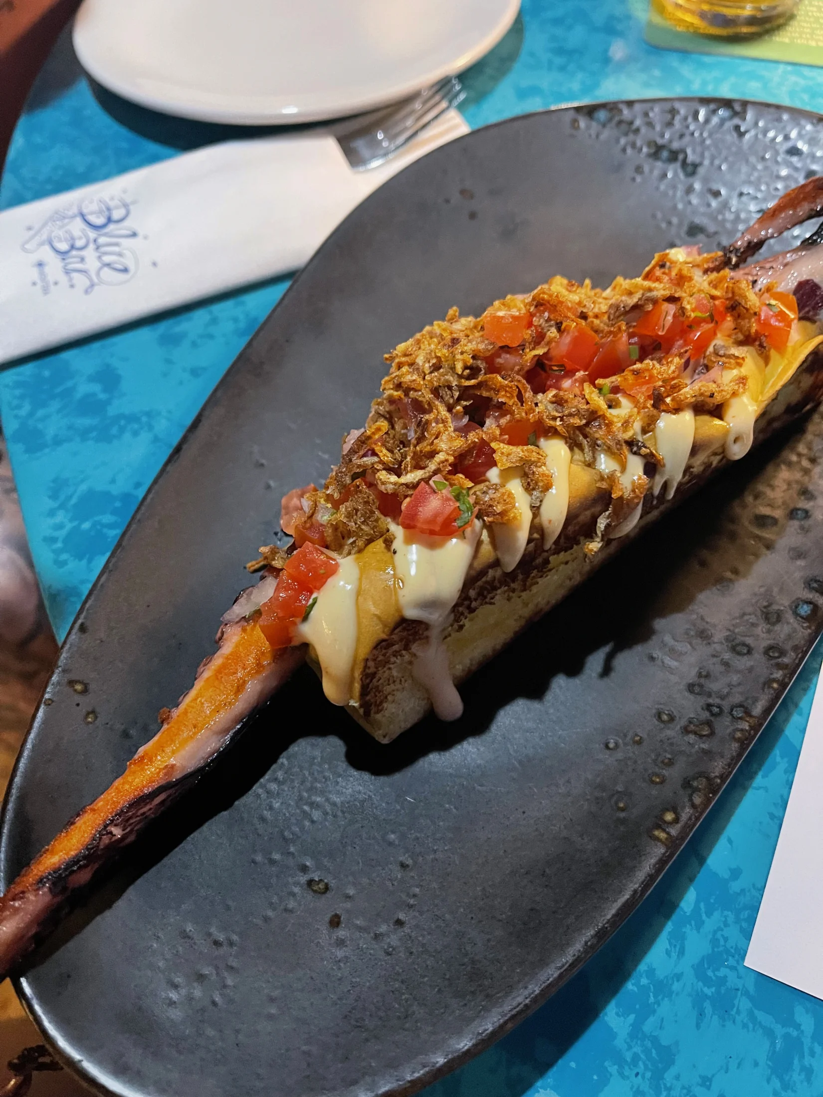 Bocadillo de poulpe grillé servi au Blue Bar de Platja de Migjorn, Formentera