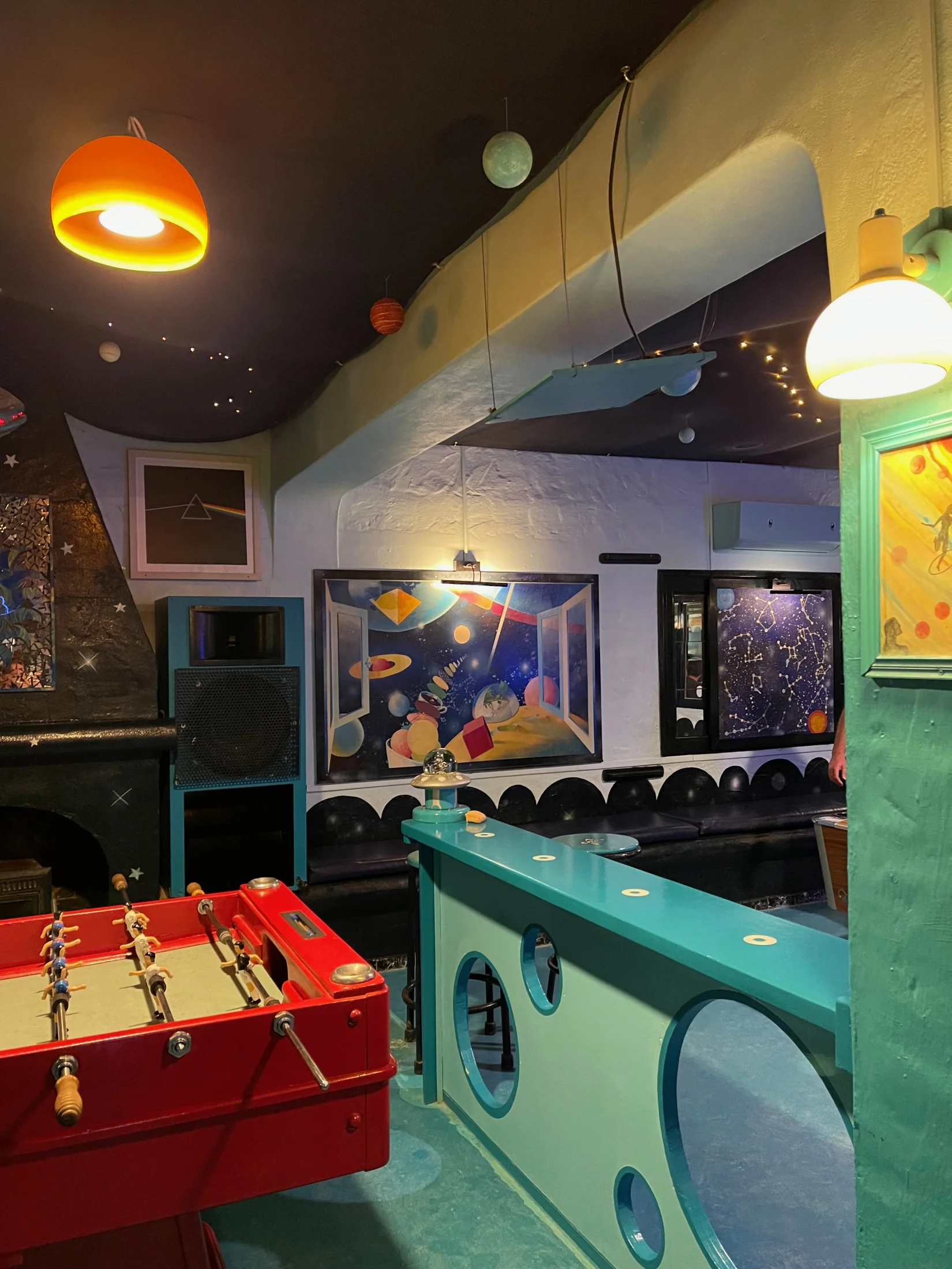 Salle du Blue Bar avec son décor spatial et son baby-foot, Migjorn Formentera