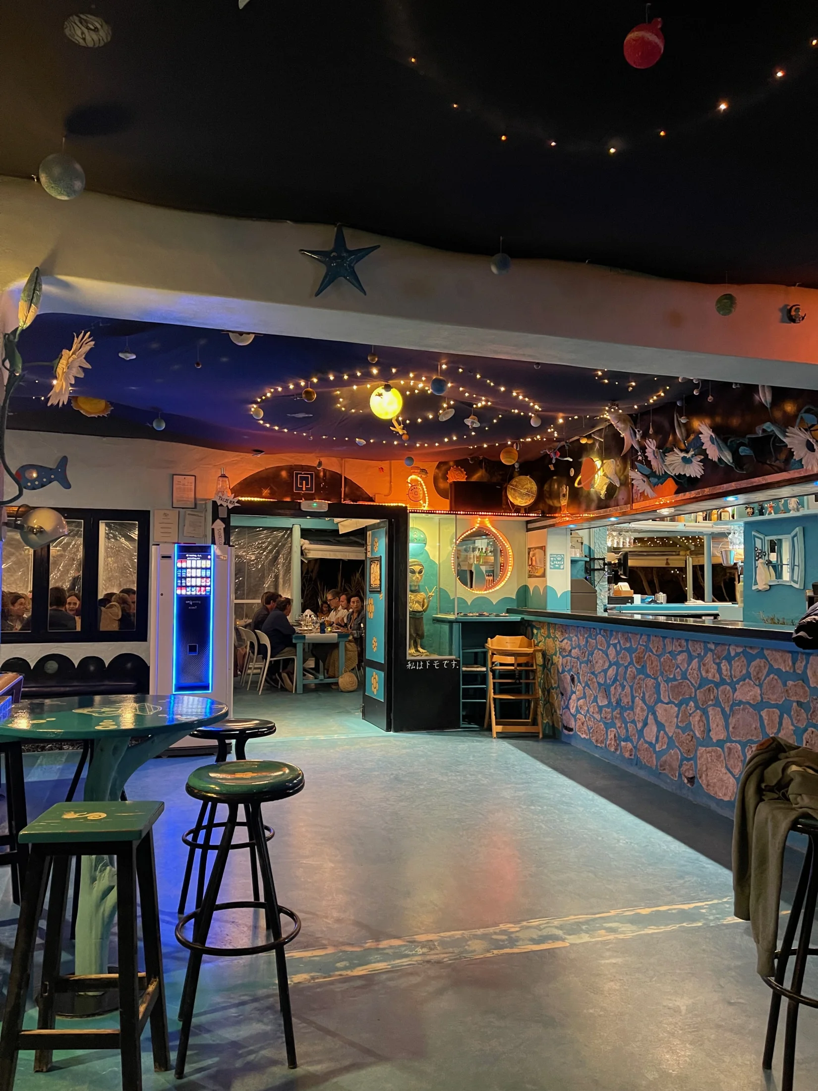 Comptoir et plafond étoilé du Blue Bar en soirée, Platja de Migjorn Formentera