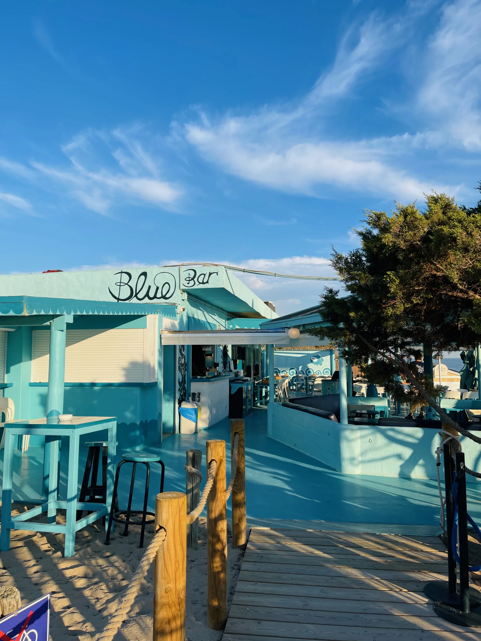Façade turquoise et enseigne du Blue Bar sur Platja de Migjorn à Formentera