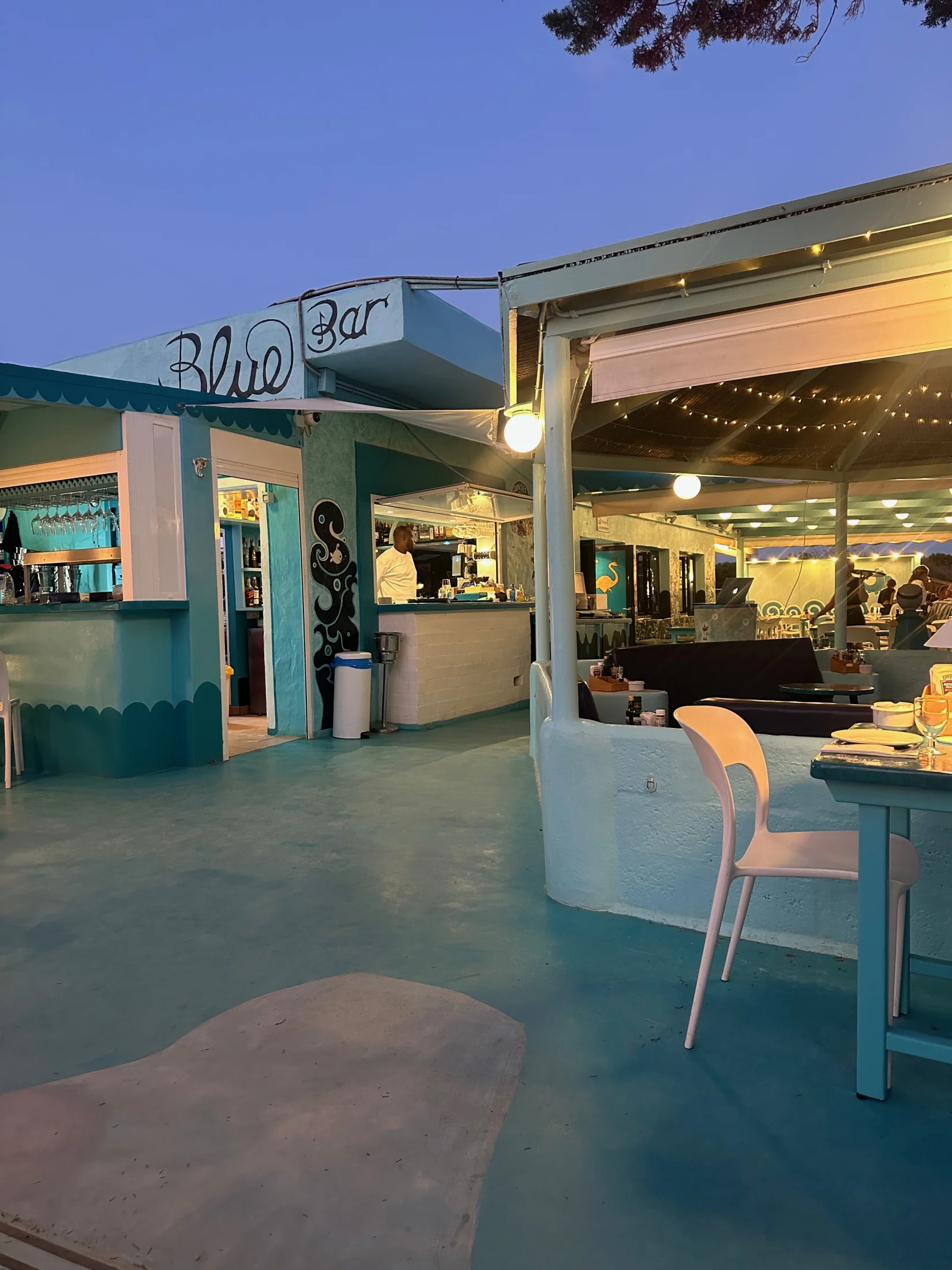 Façade et enseigne du Blue Bar à l'heure bleue sur Platja de Migjorn, Formentera