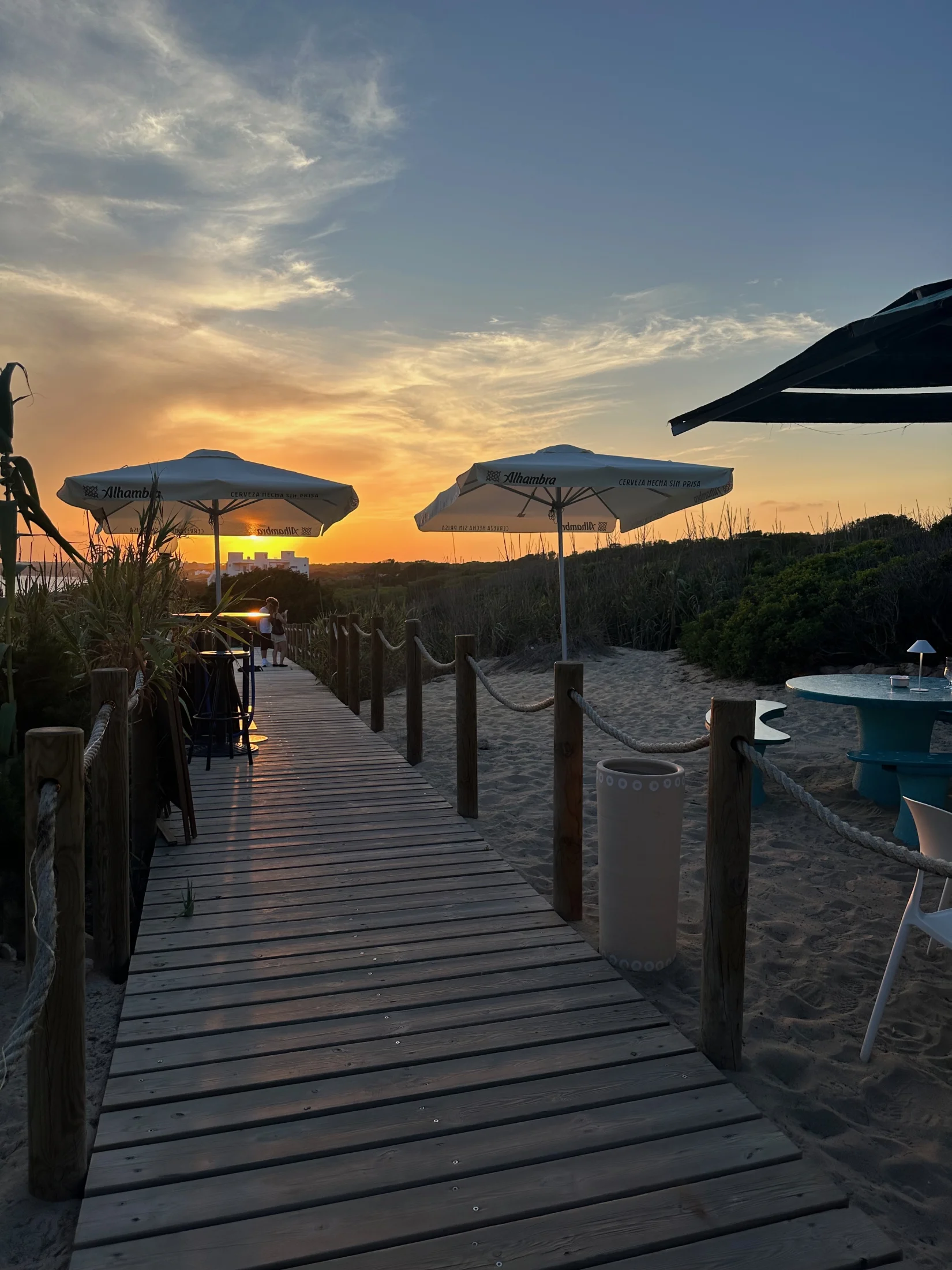 Ponton en bois et parasols du Blue Bar au coucher du soleil, Migjorn Formentera