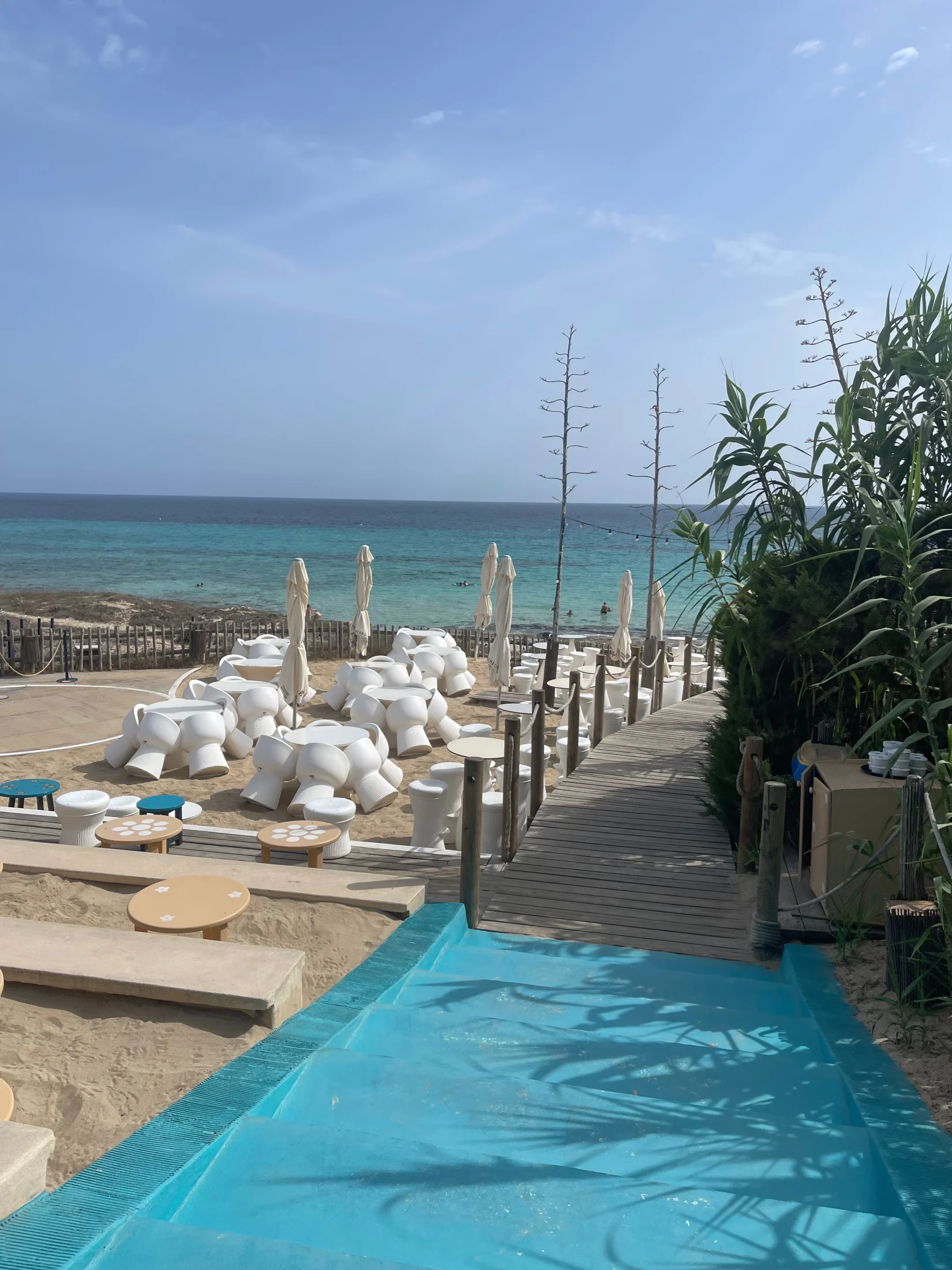 Ponton en bois du Blue Bar vers la plage de Migjorn à Formentera