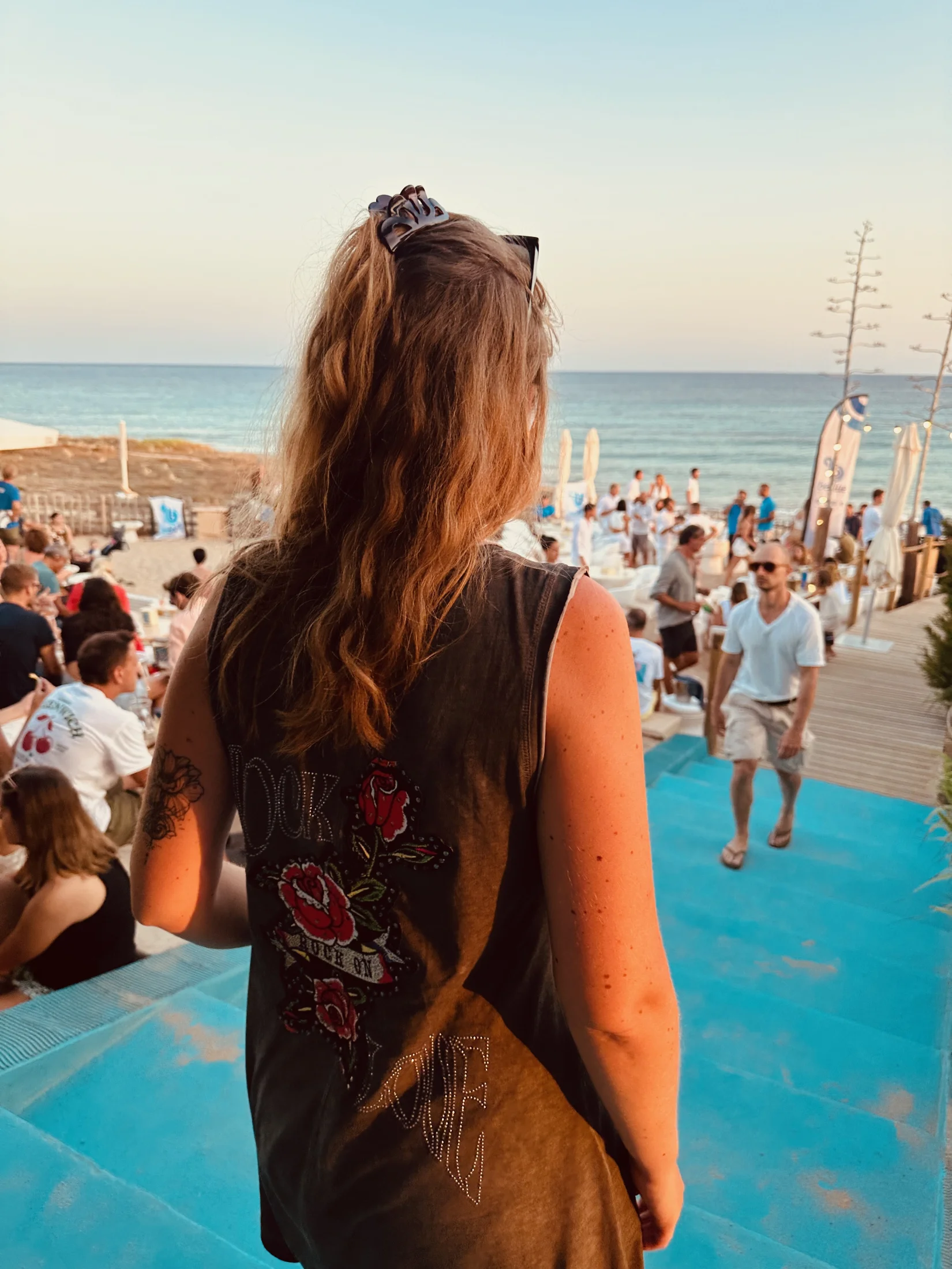 Terrasse animée du Blue Bar au coucher du soleil, Platja de Migjorn Formentera