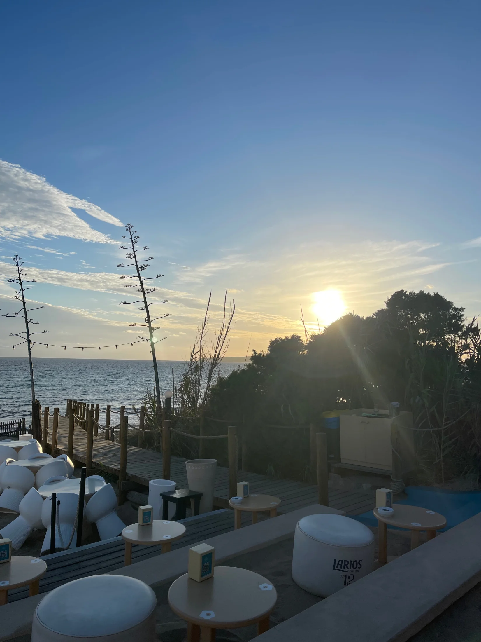 Terrasse du Blue Bar face à la mer au crépuscule, Platja de Migjorn Formentera