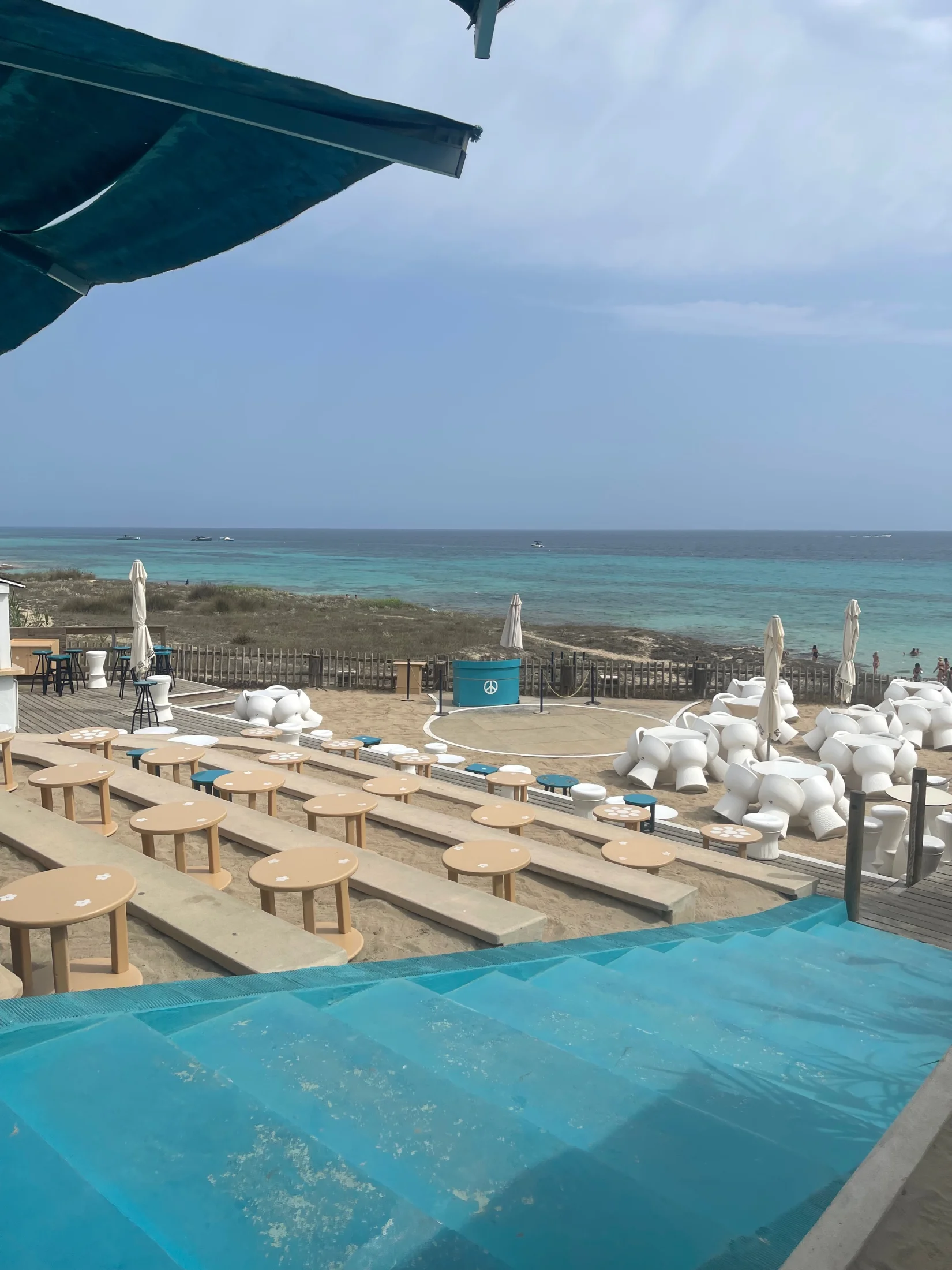 Terrasse en gradins du Blue Bar face au lagon de Migjorn à Formentera