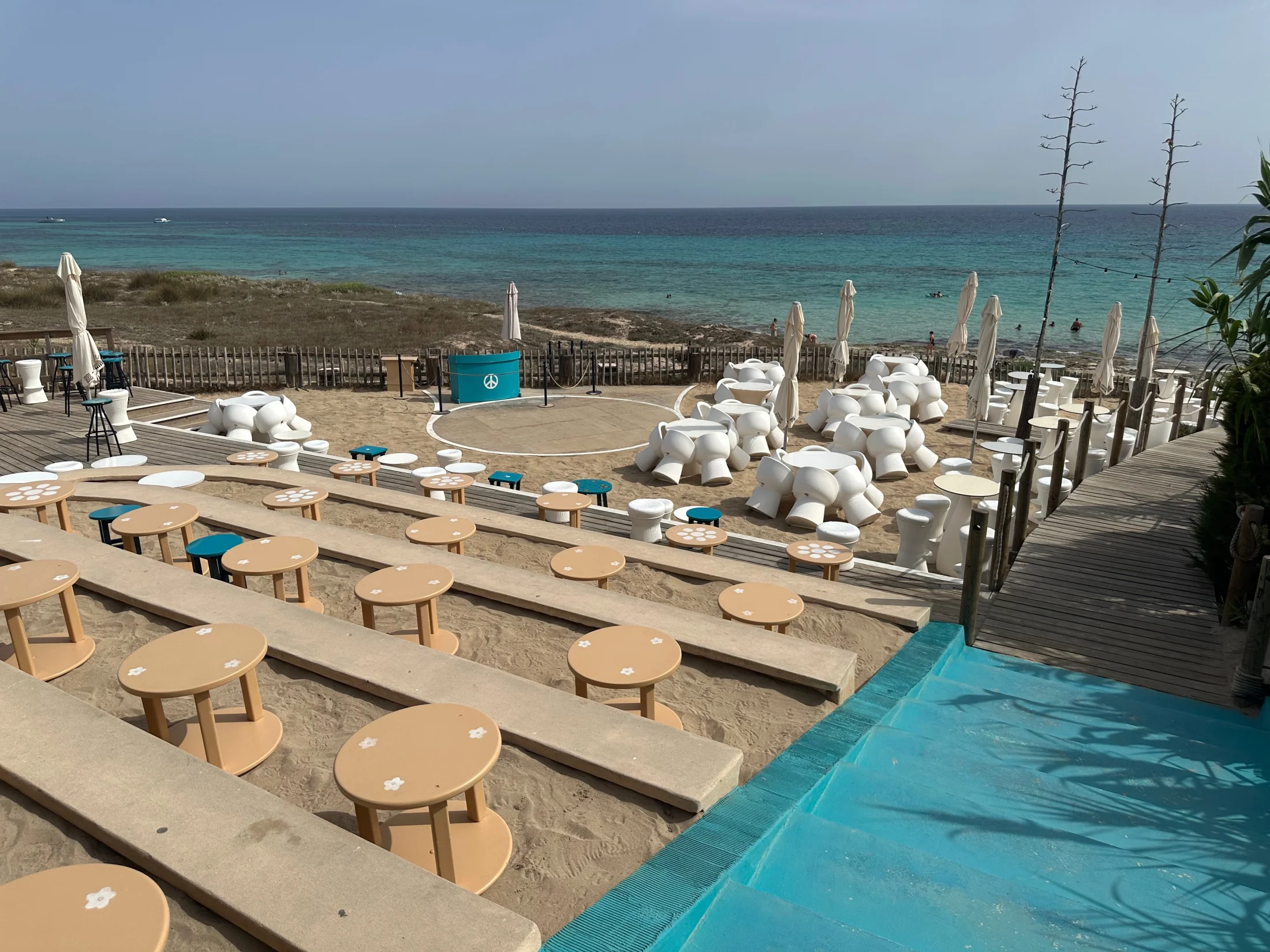 Vue d'ensemble du Blue Bar et de la mer turquoise, Platja de Migjorn Formentera