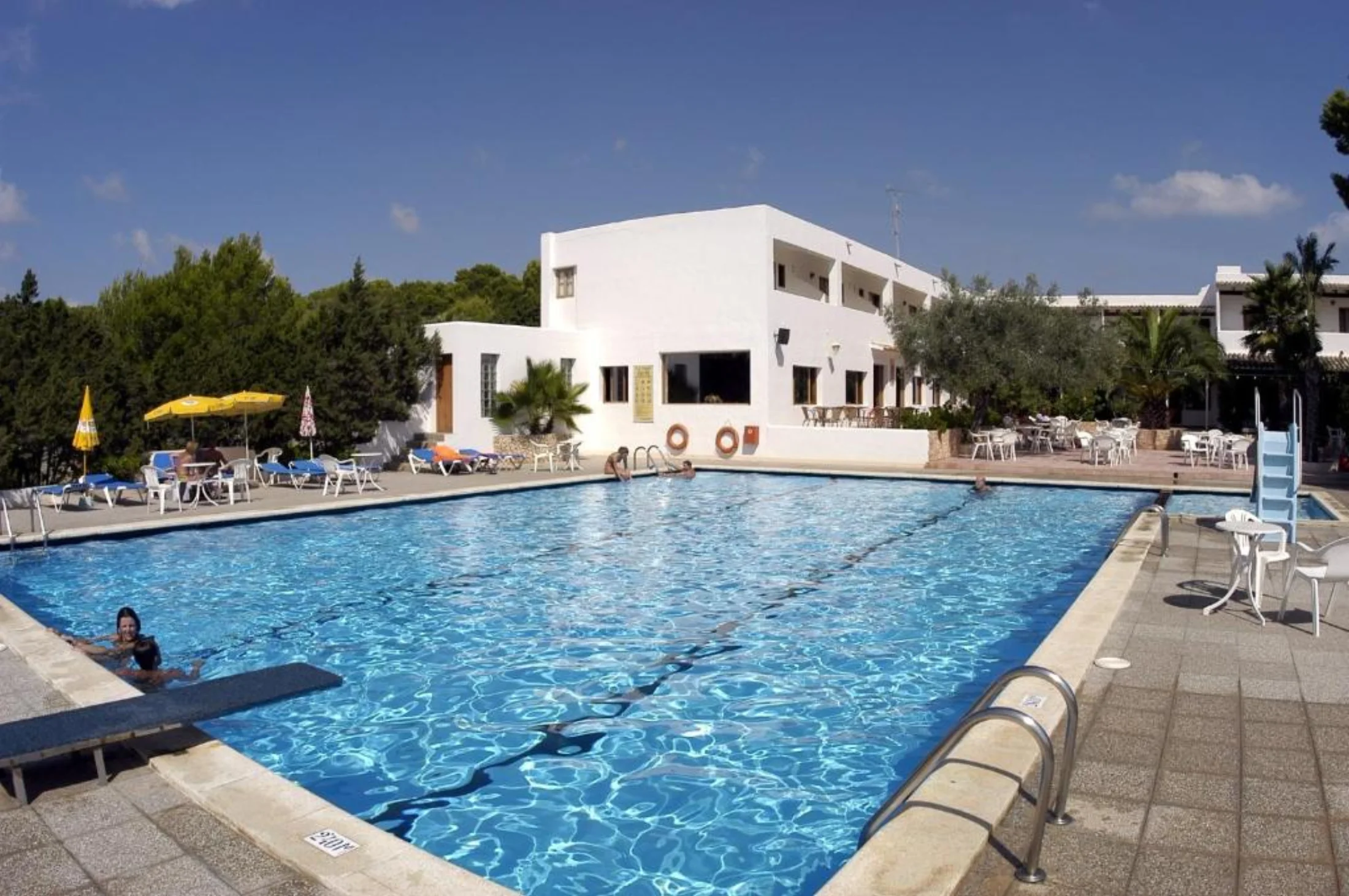 Piscine et bâtiment blanc de l'Hotel Ca Marí près de Platja de Migjorn