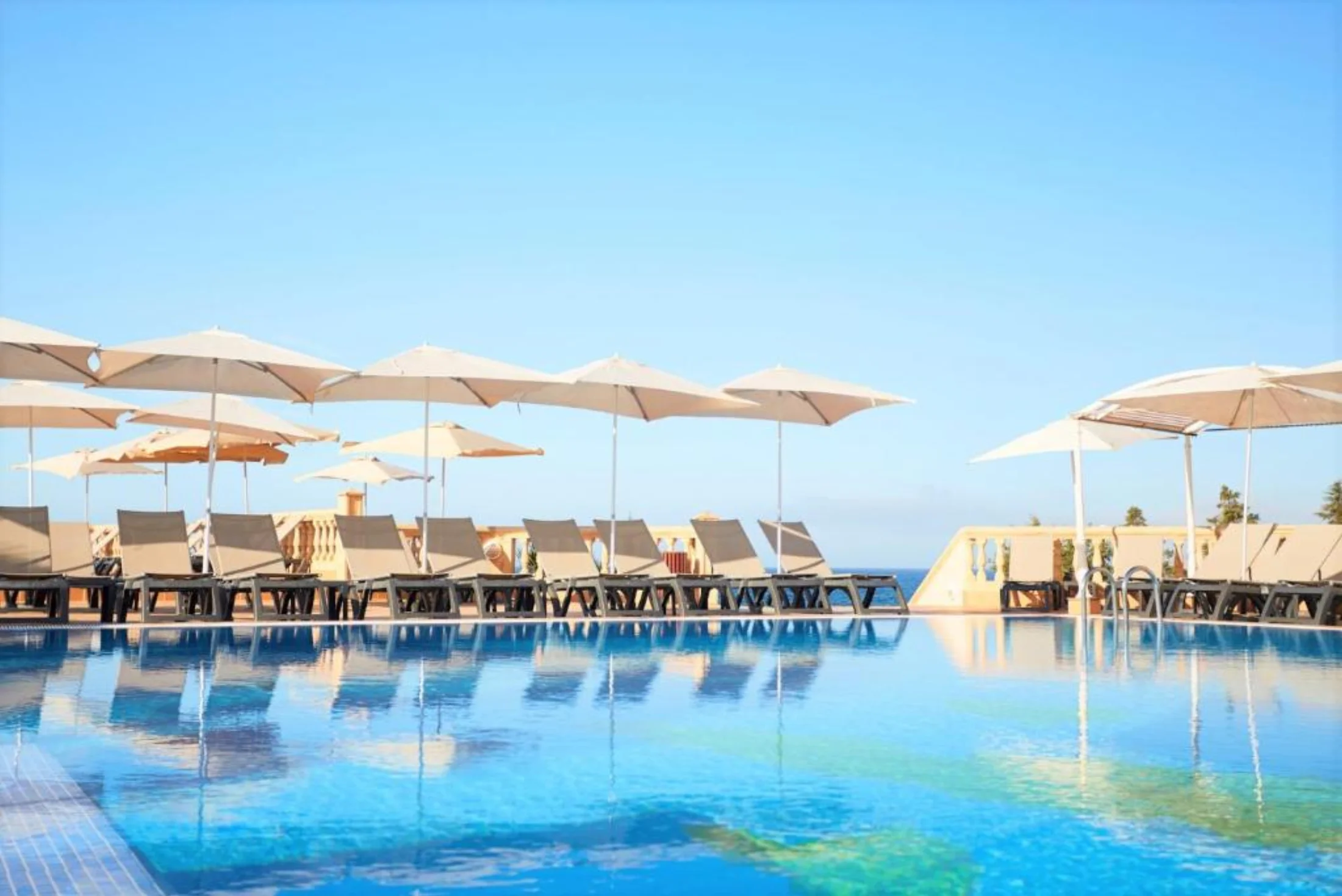 Piscine et parasols de l'Insotel Hotel Formentera Playa face à la mer, Migjorn